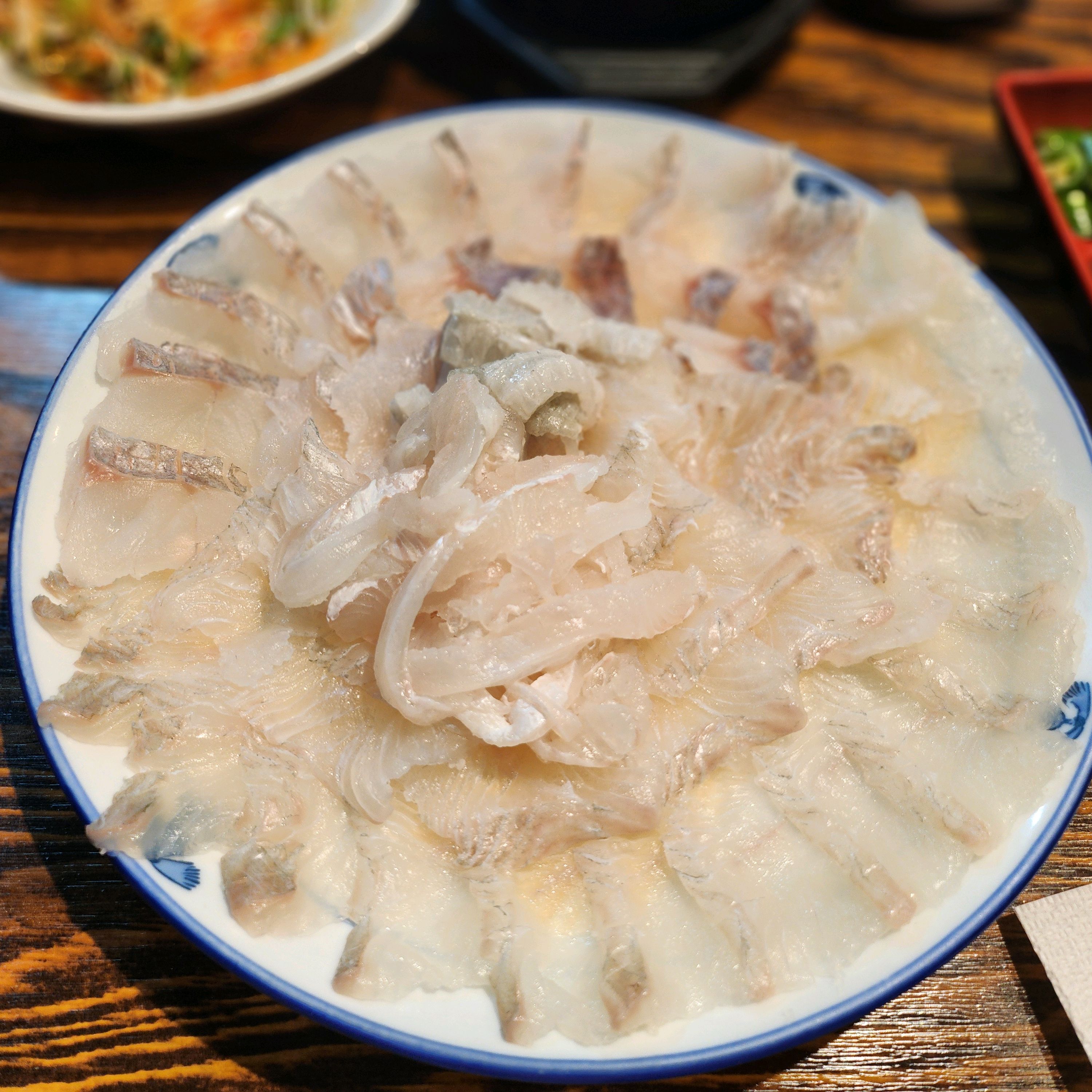 회 맛있네용! 중자 시켰는데 양도 괜찮은거 같고, 외국인직원분도 친절하심. 뼈는 조그만거
