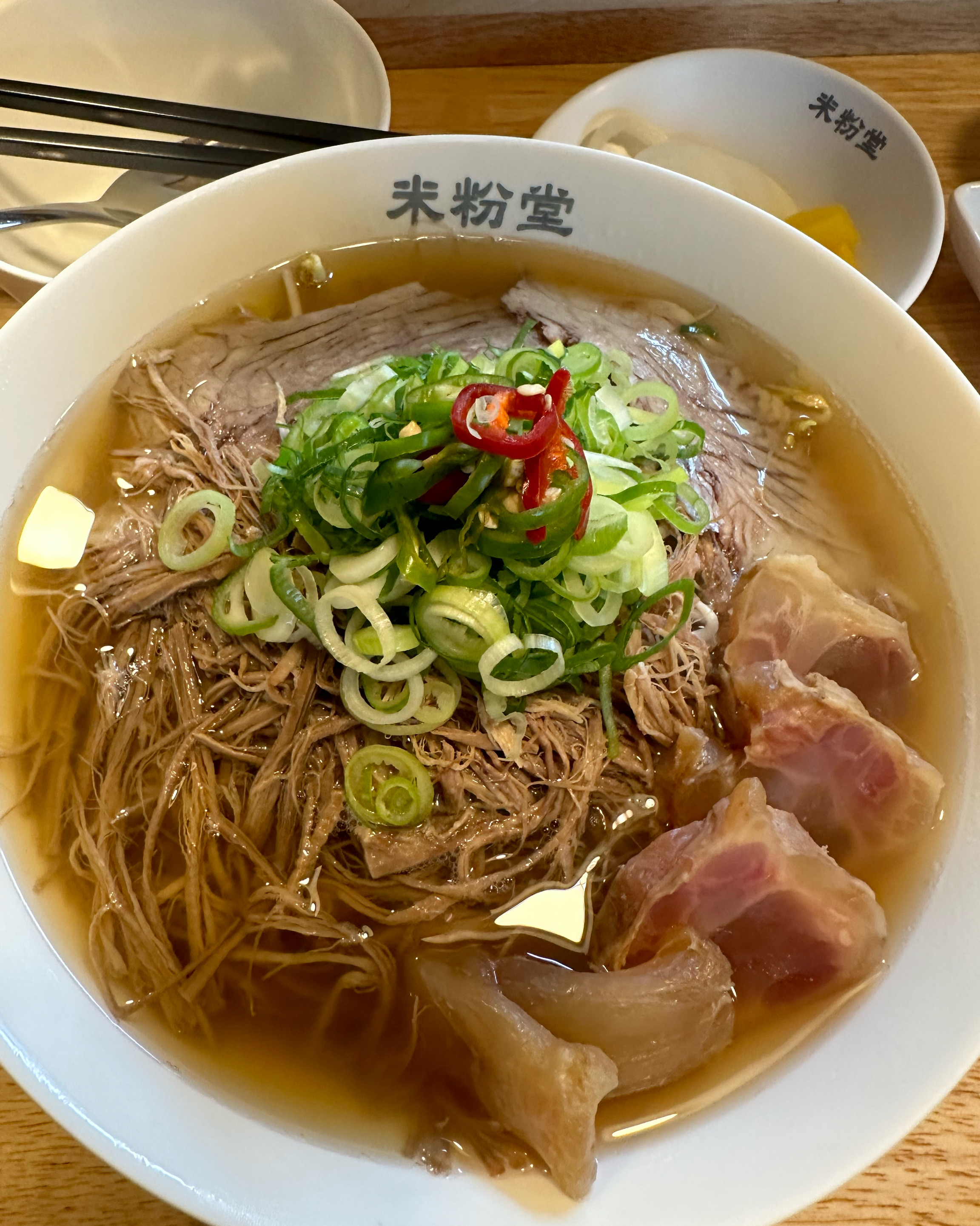 비 오늘 날 차분한 마음으로 조용히 먹는 쌀국수 맛있었습니다. 조용한 분위기 덕에 음식먹는
