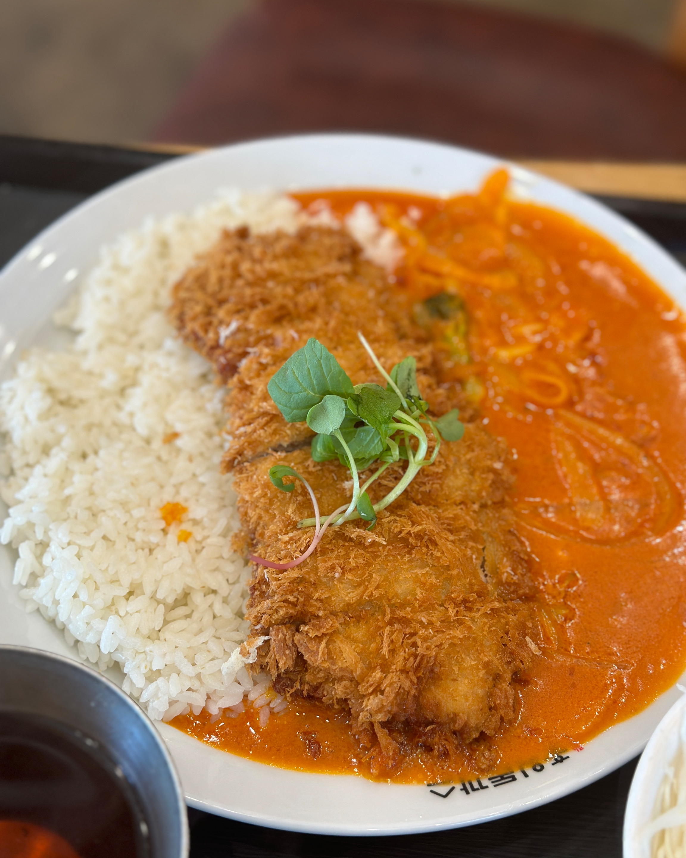 맛도 있고 양도 푸짐한데 다른 분들 말씀처럼 테이블이 끈적끈적… 가게 내부도 깔끔하진 않네
