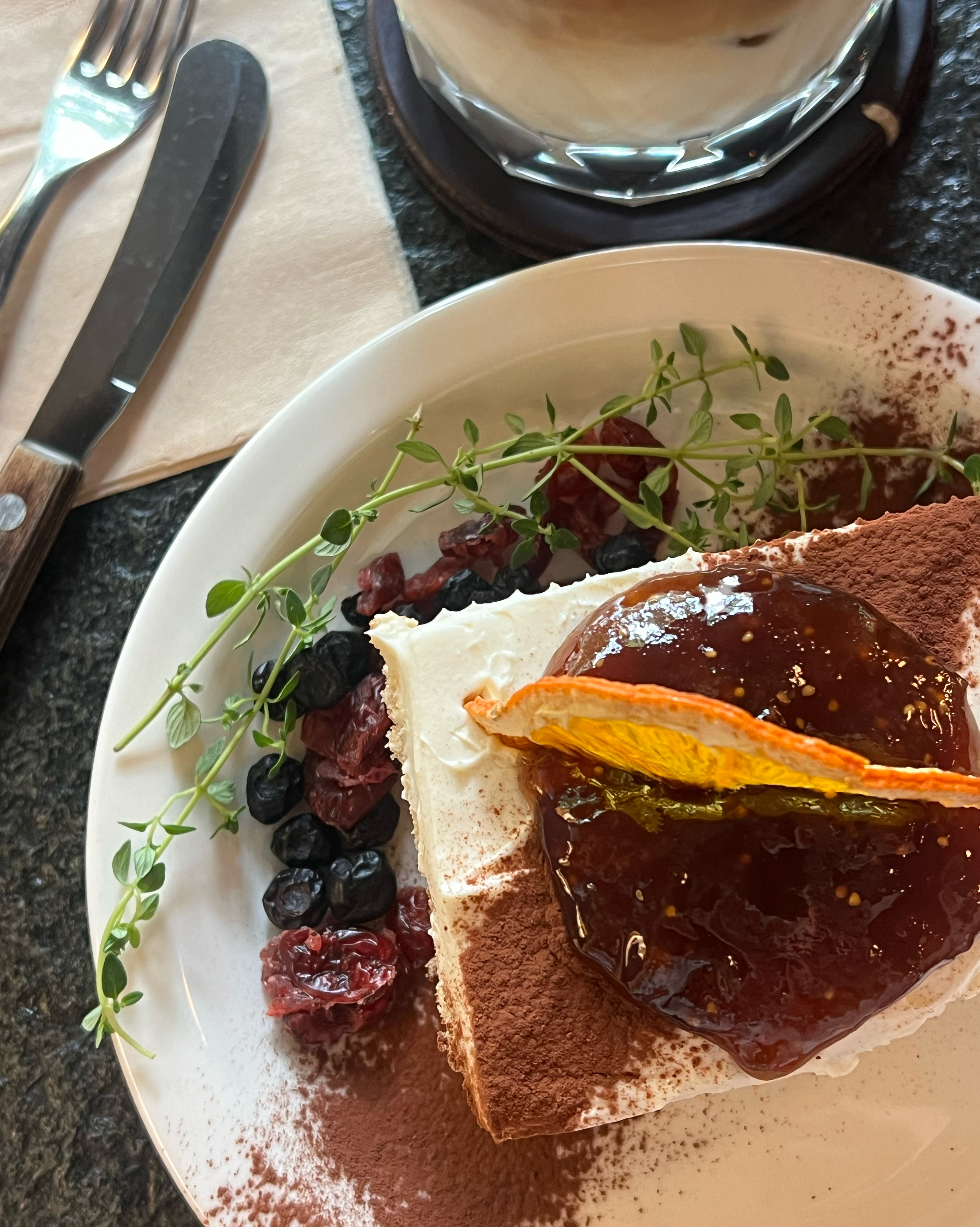 가끔씩 생각나서 오게 되는, 디저트 맛집&노트북 맛집 카페 💻🤎 - 망원동 맛집 페트롤플레이스