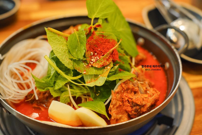 국물도 진하고 고기가 부드럽고 맛있었어요! - 제주 맛집 24시제주해장국