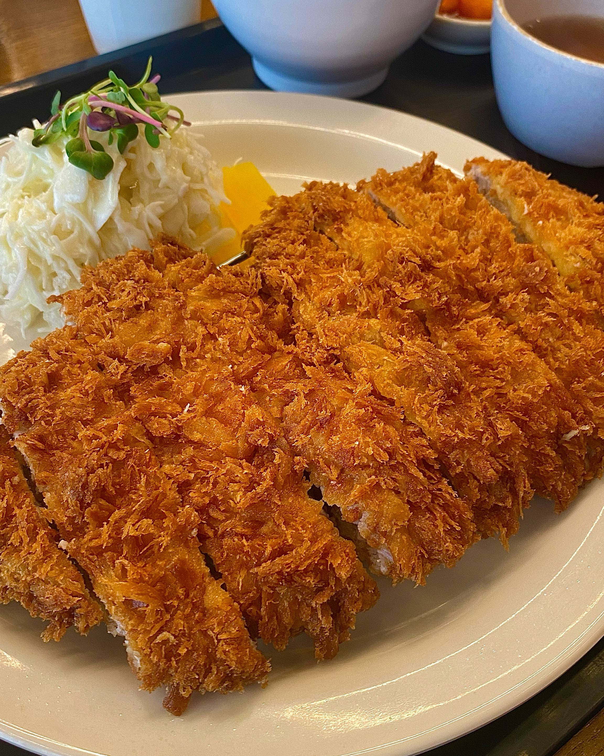 왕돈가스나 치즈카츠만 시키다가 로스카츠가 맛있다고 해서 시켜봤는데 바삭하고 육질도 두툼해서