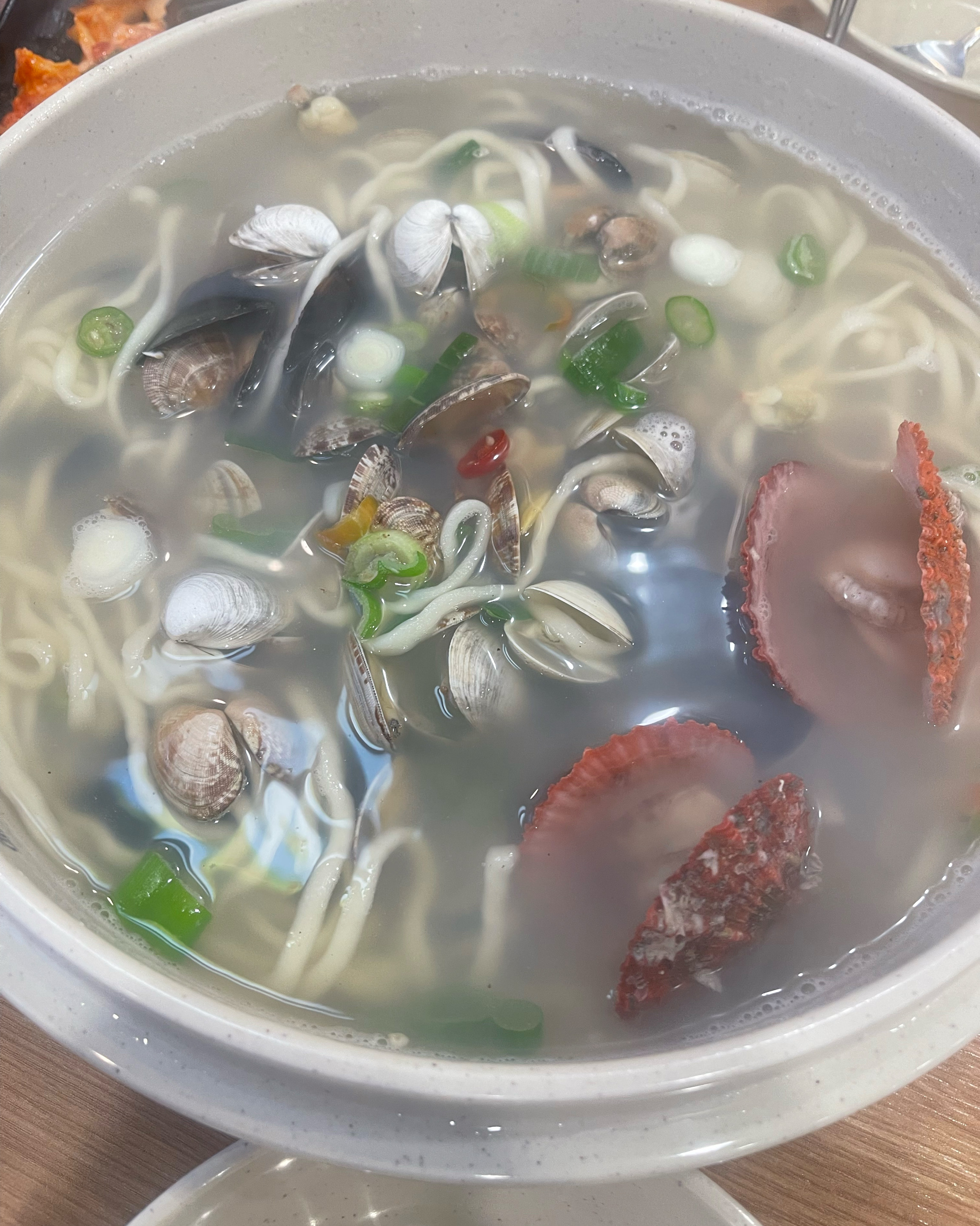 김치가 맵싹하니 맛있어요, 칼국수도 평타 - 송정 맛집 해운대31cm해물칼국수 송정직영점