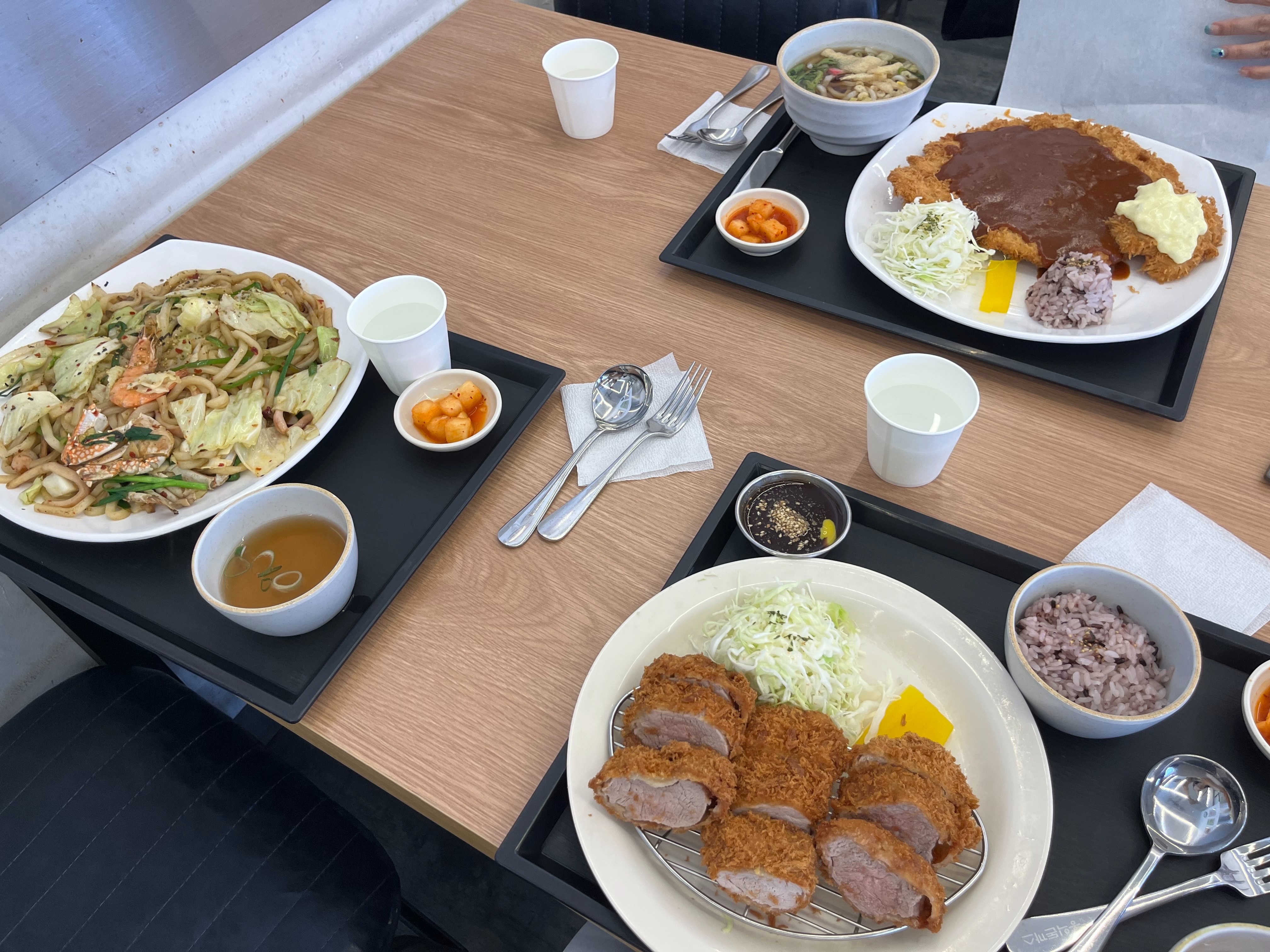 오랜만에 방문ㅎ 원래인기많은곳이라 자리없을까봐 걱정했는데 잘 착석ㅎㅎ 주차장이넓은편이라 주
