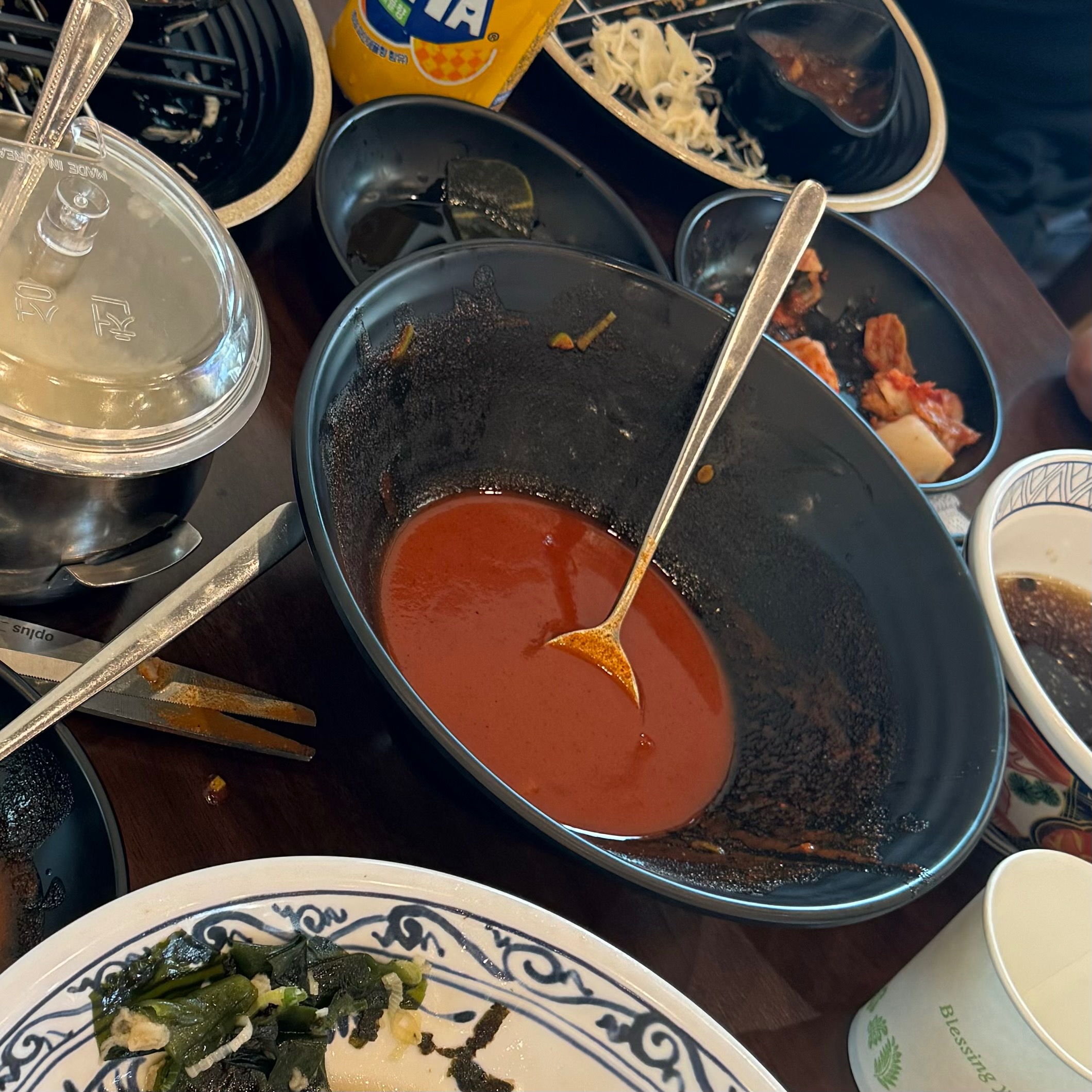반바지를 입고 있었는데 실수로 뜨거운 우동을 쏟으시고 사과 한마디도 없이 흘린 우동만 닦고