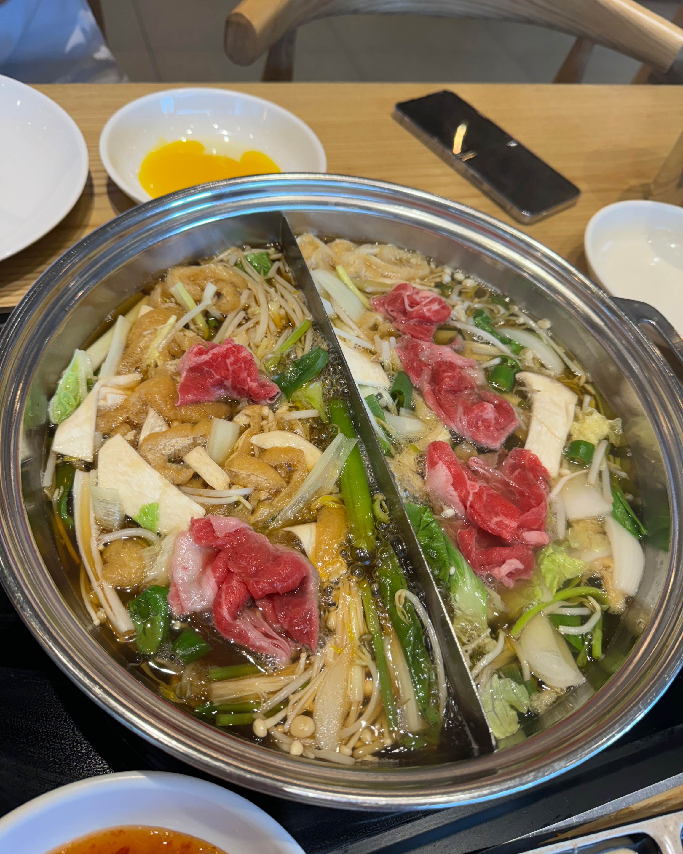 스키야키육수에 계란 + 칠리 + 참깨 소스 찍어서 먹으면 더 맛있어요😋 주차도 편하고 적립