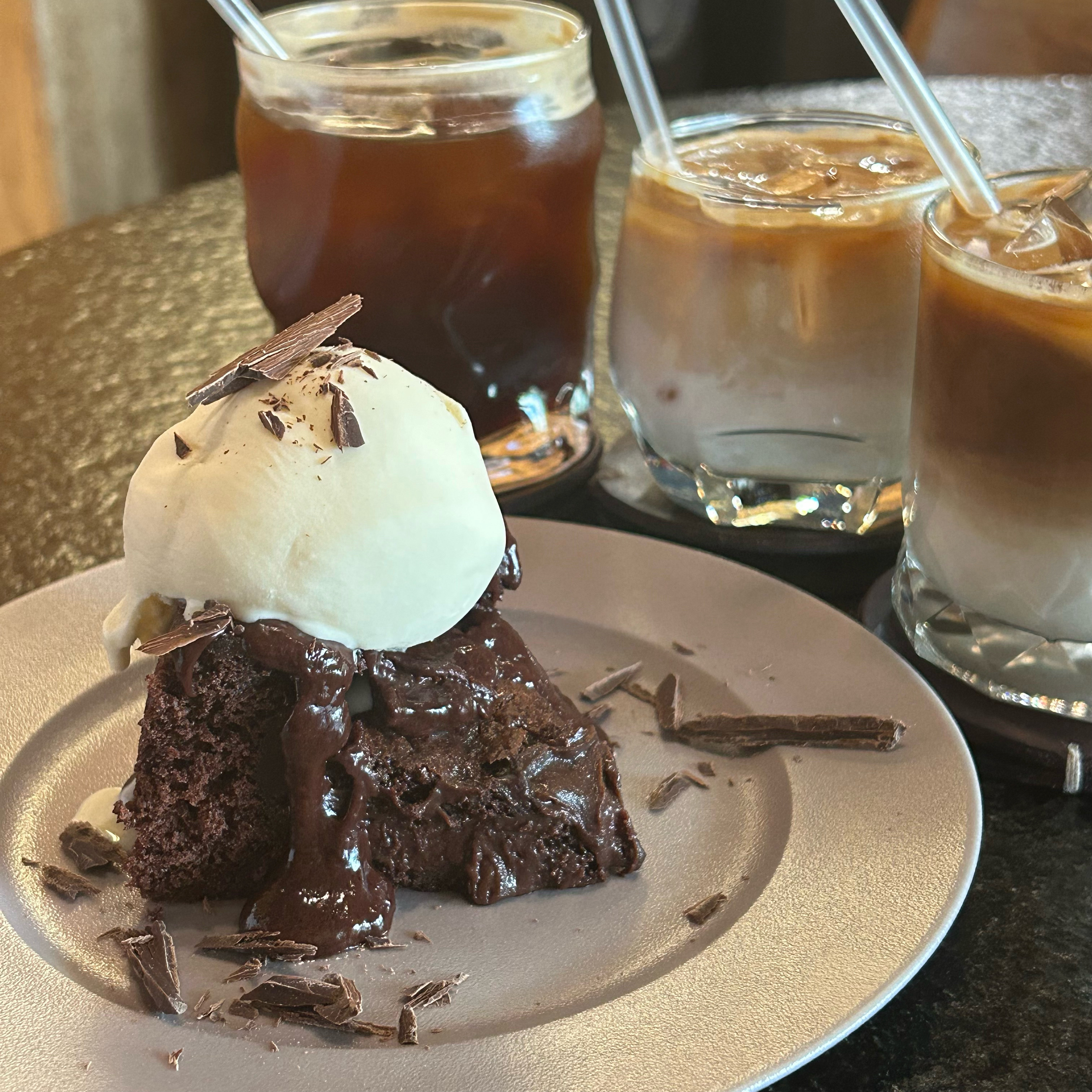 편안한 분위기에 의자도 편하고 넓고 쾌적해요! - 망원동 맛집 페트롤플레이스