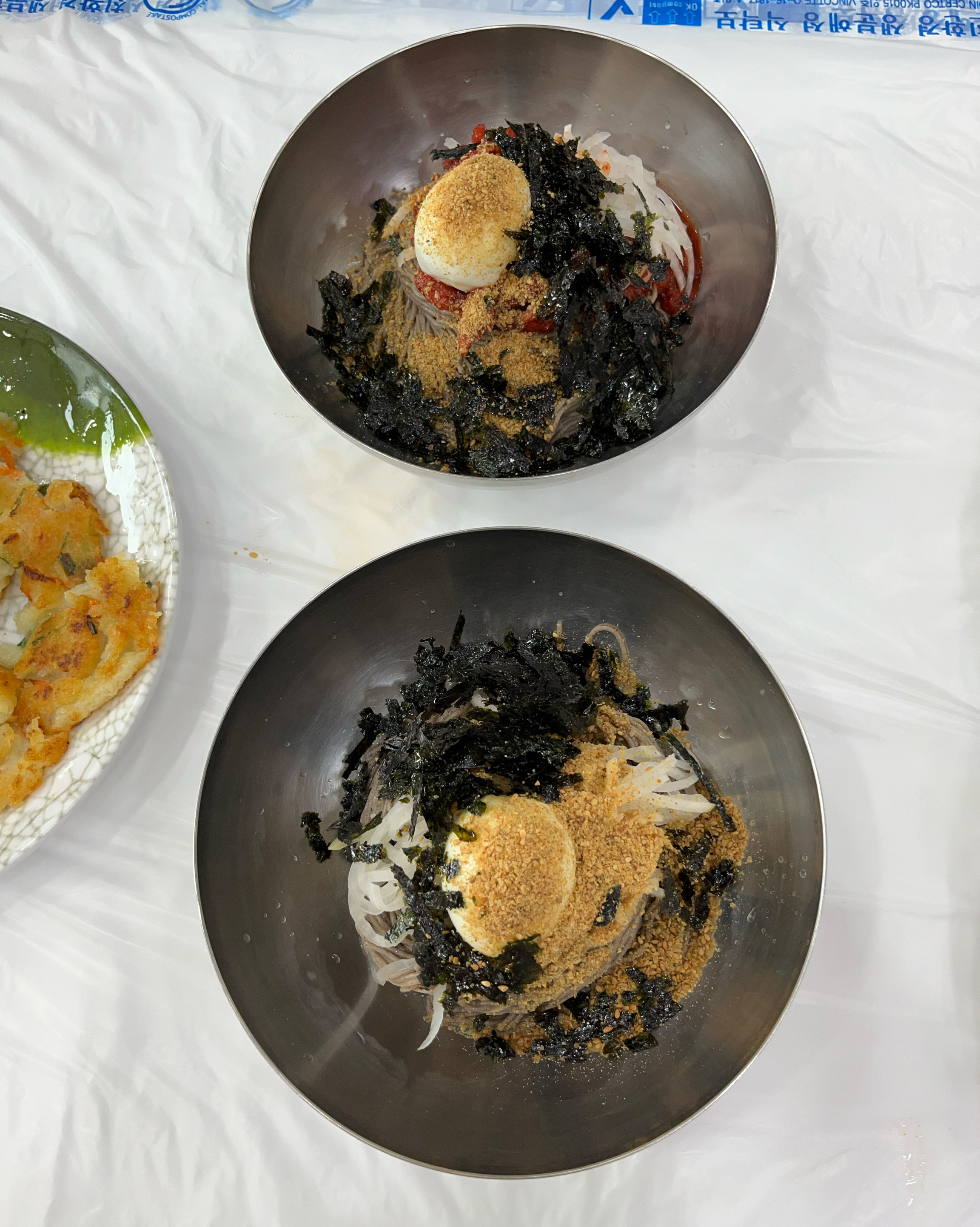 브레이크타임 끝나고 바로 4-5팀 정도 한번에 같이 입장 했습니다. - 아바이마을 맛집 진미막국수