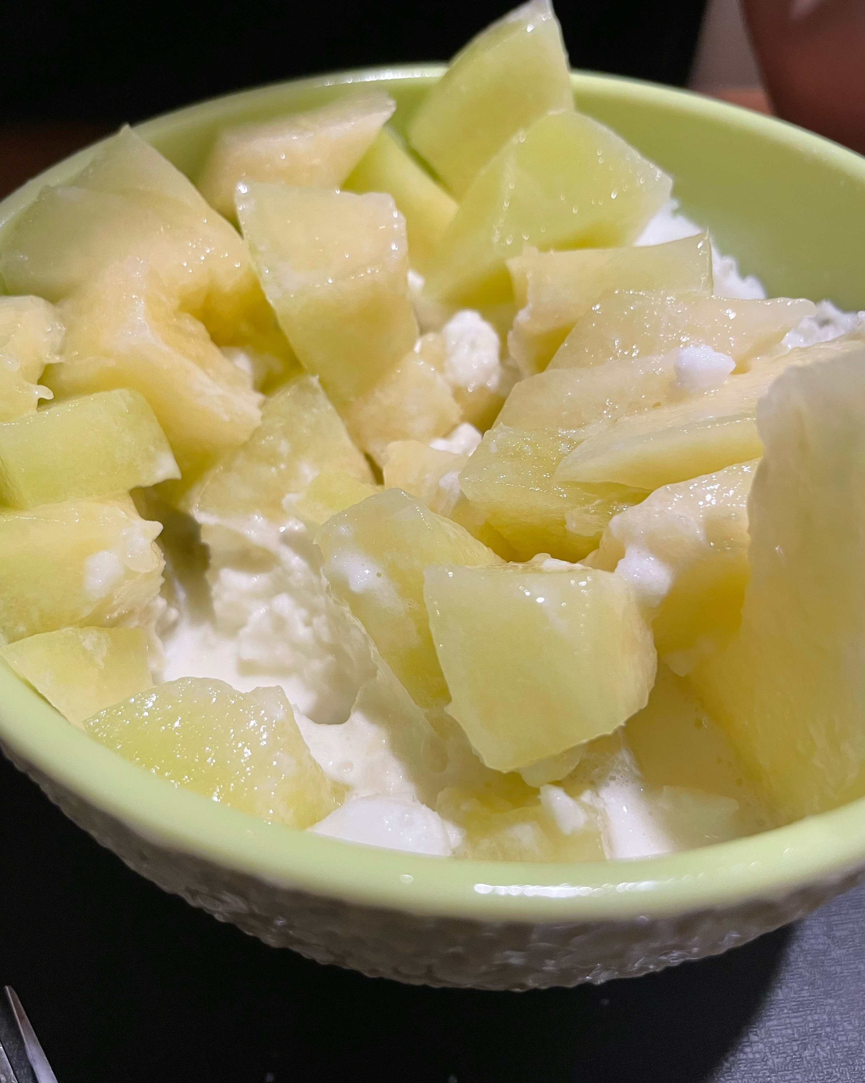 천호역 근처 설빙 찾아서 왔어요. 요거통통메론 시켜서 먹는데, 요거트에 메론만 너무 먹는