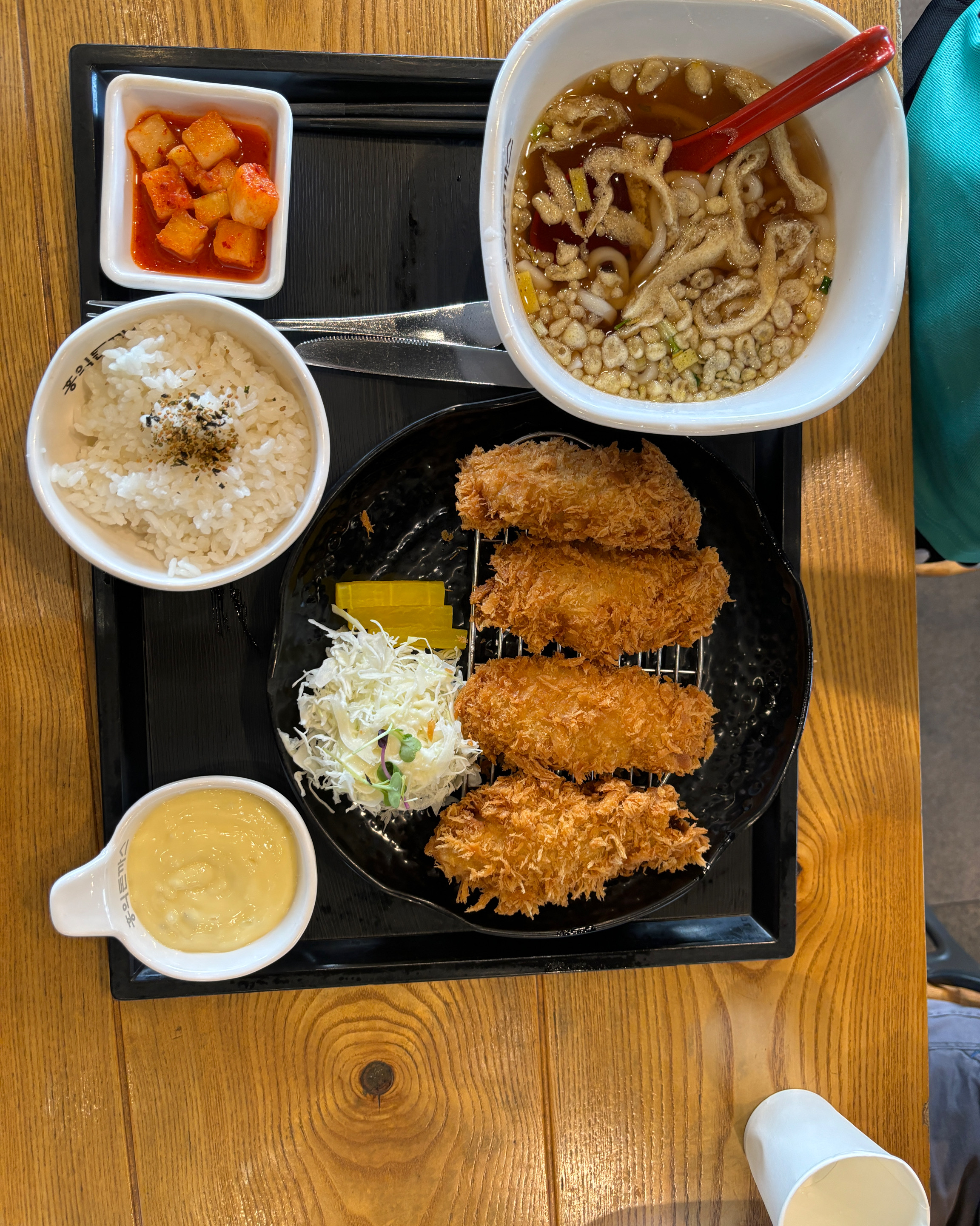 생선가스 정식과 돈가스 정식 먹었어요. 아이들이 정식에 곁들어 나온 우동을 바로공양하듯 먹
