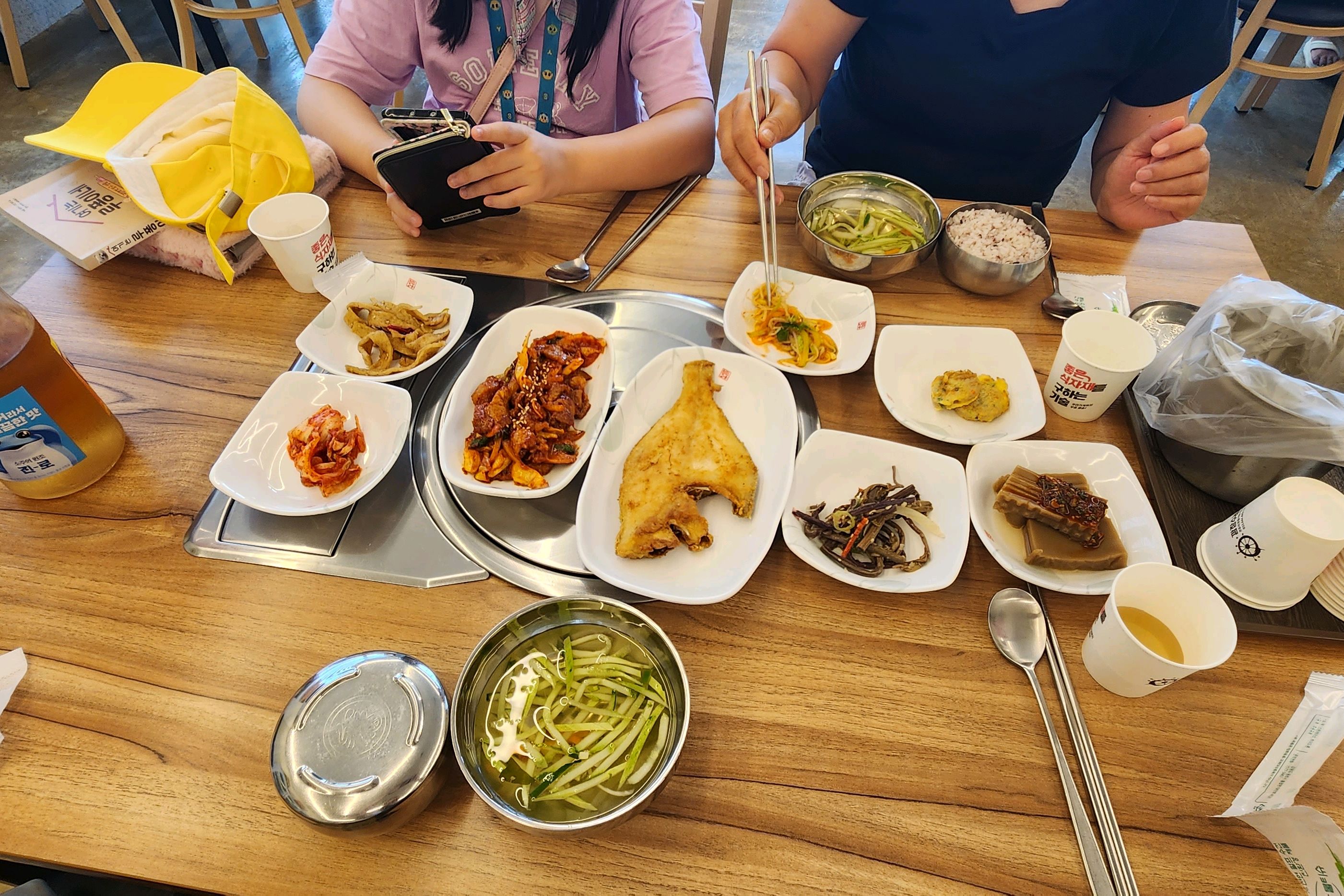 제육백반 가자미백반 어린이돈까스 시켰는데 기본반찬도 잘 나오고 맛있어요~ 음식도 깔끔하고