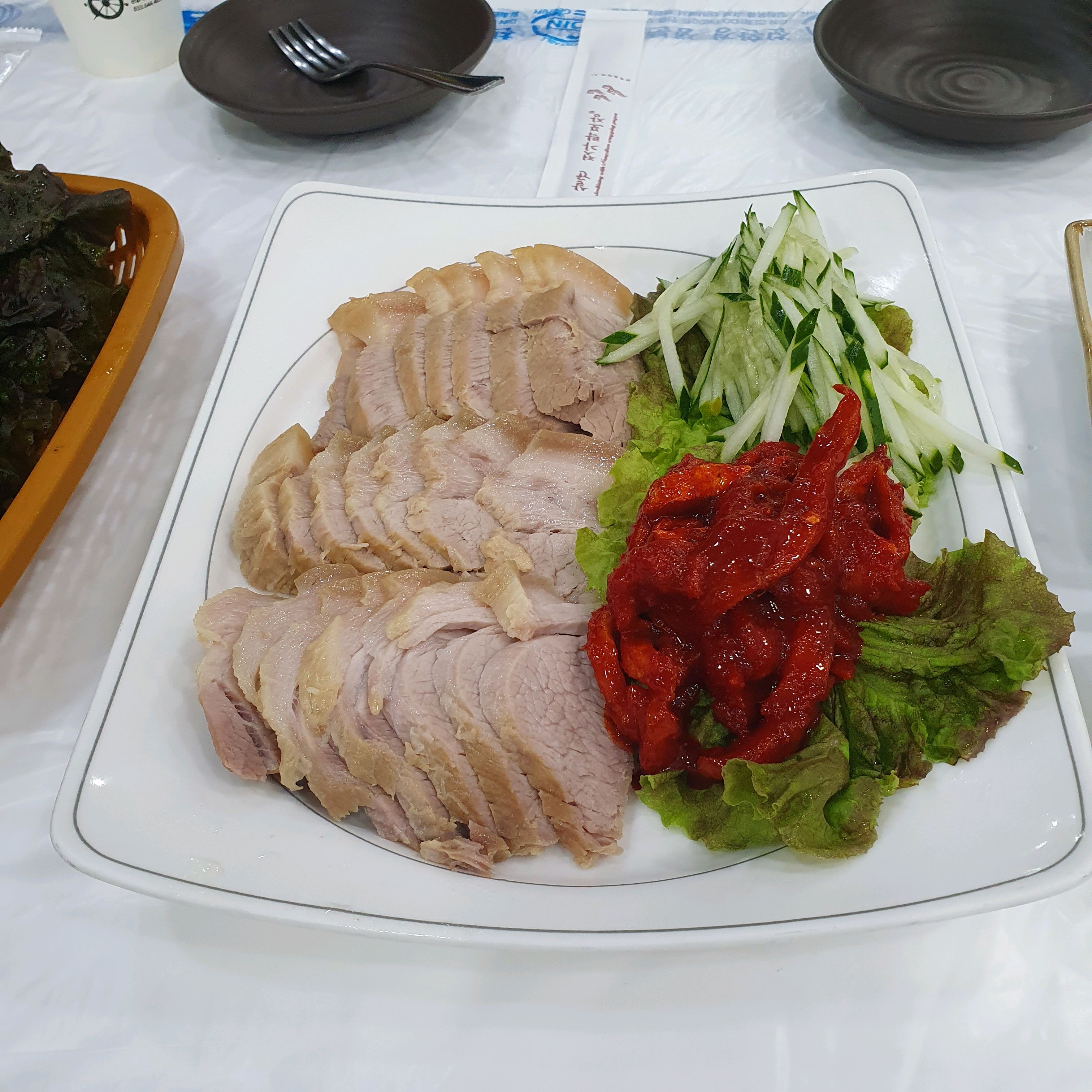 수육 잡내도 없고 수육에 황태무침을 올려 먹으니 아 살살녹더이다 거기에 동치미막국수 국물은