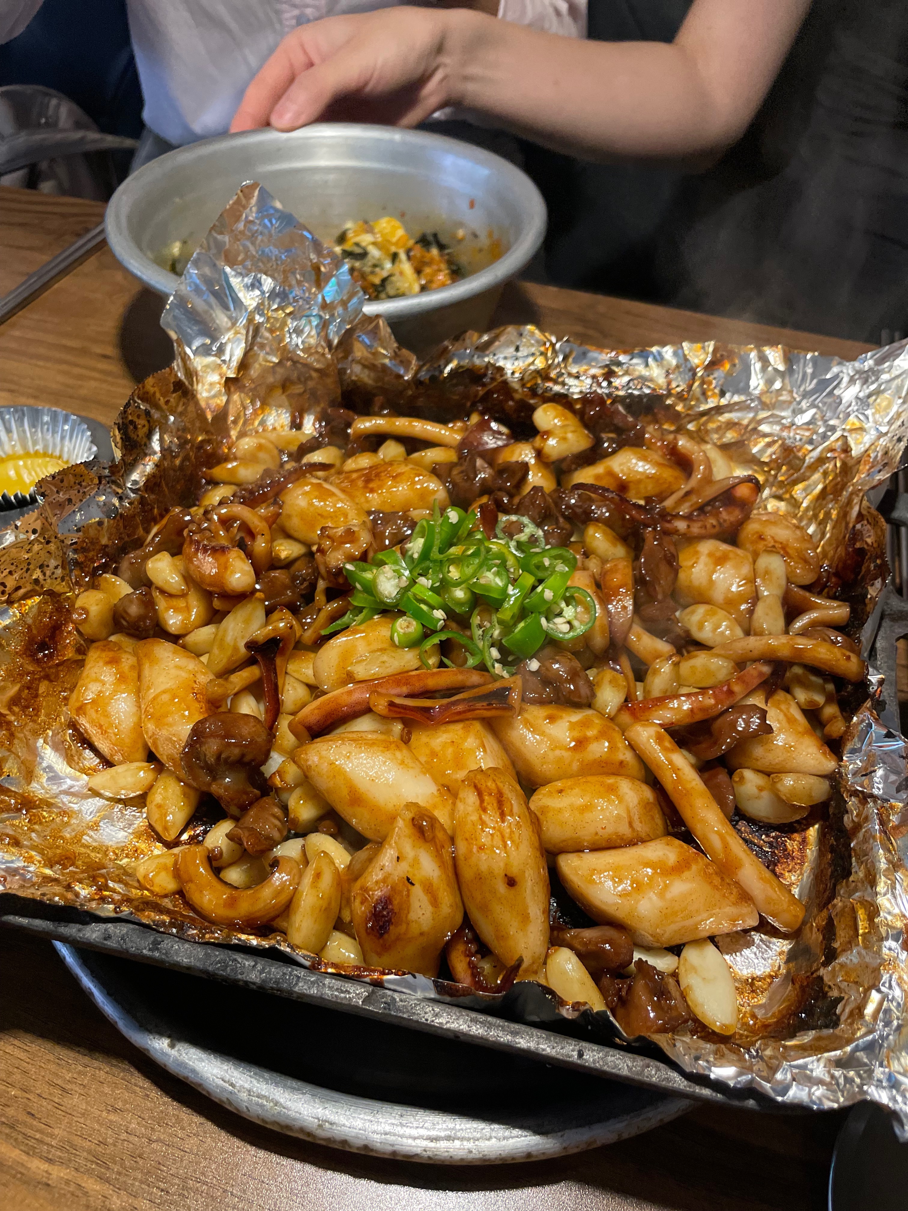 존맛탱 중간맛도 충분히 매콤해요~ 넘 맛있어서 이틀 연속 출석했어요!!! 카스가 없다는건