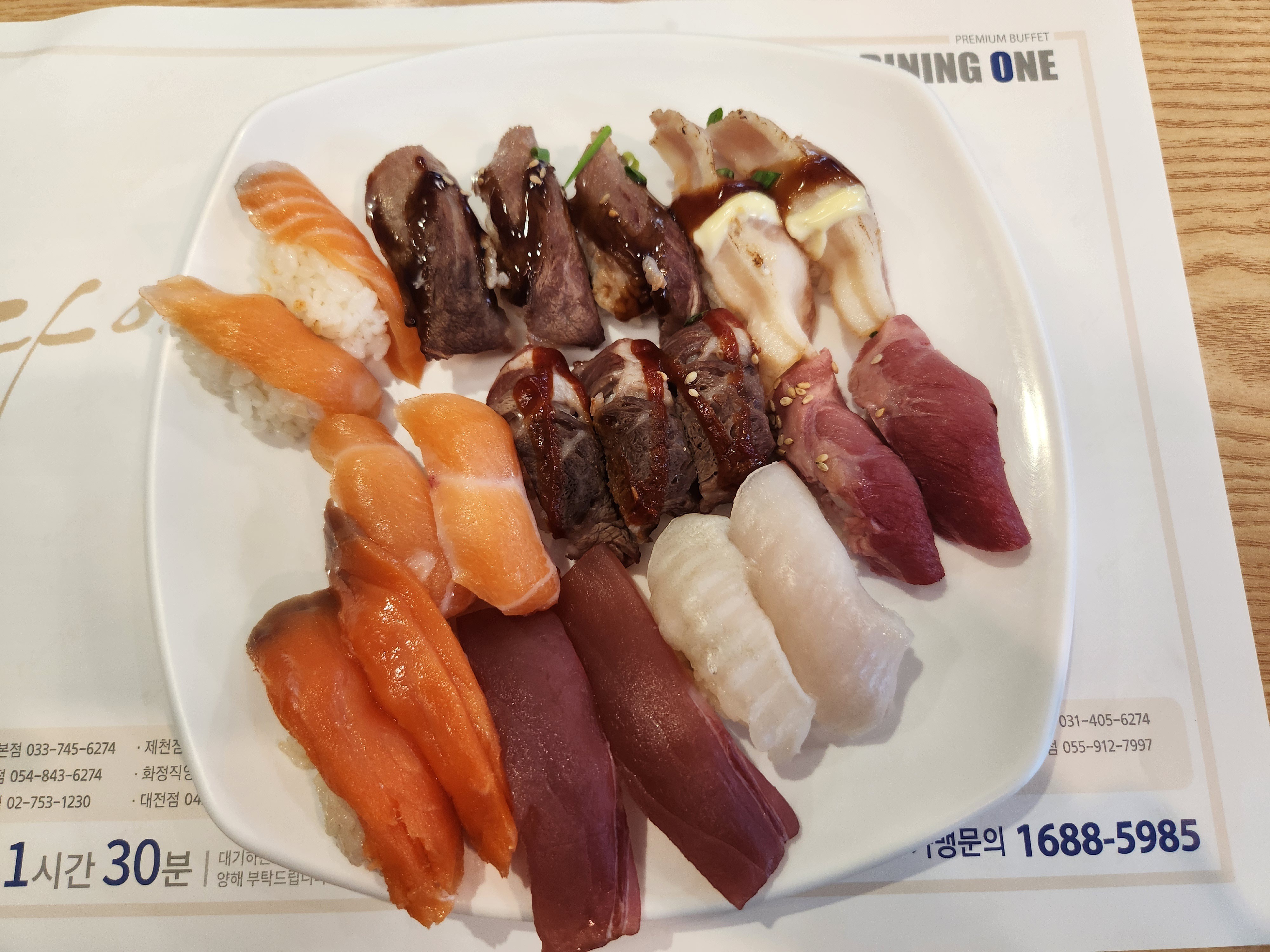 맛있는 초밥, 회, 튀김, 피자, 불고기 등 푸짐하게 잘먹었습니다. 명동에 이런곳이 있어서