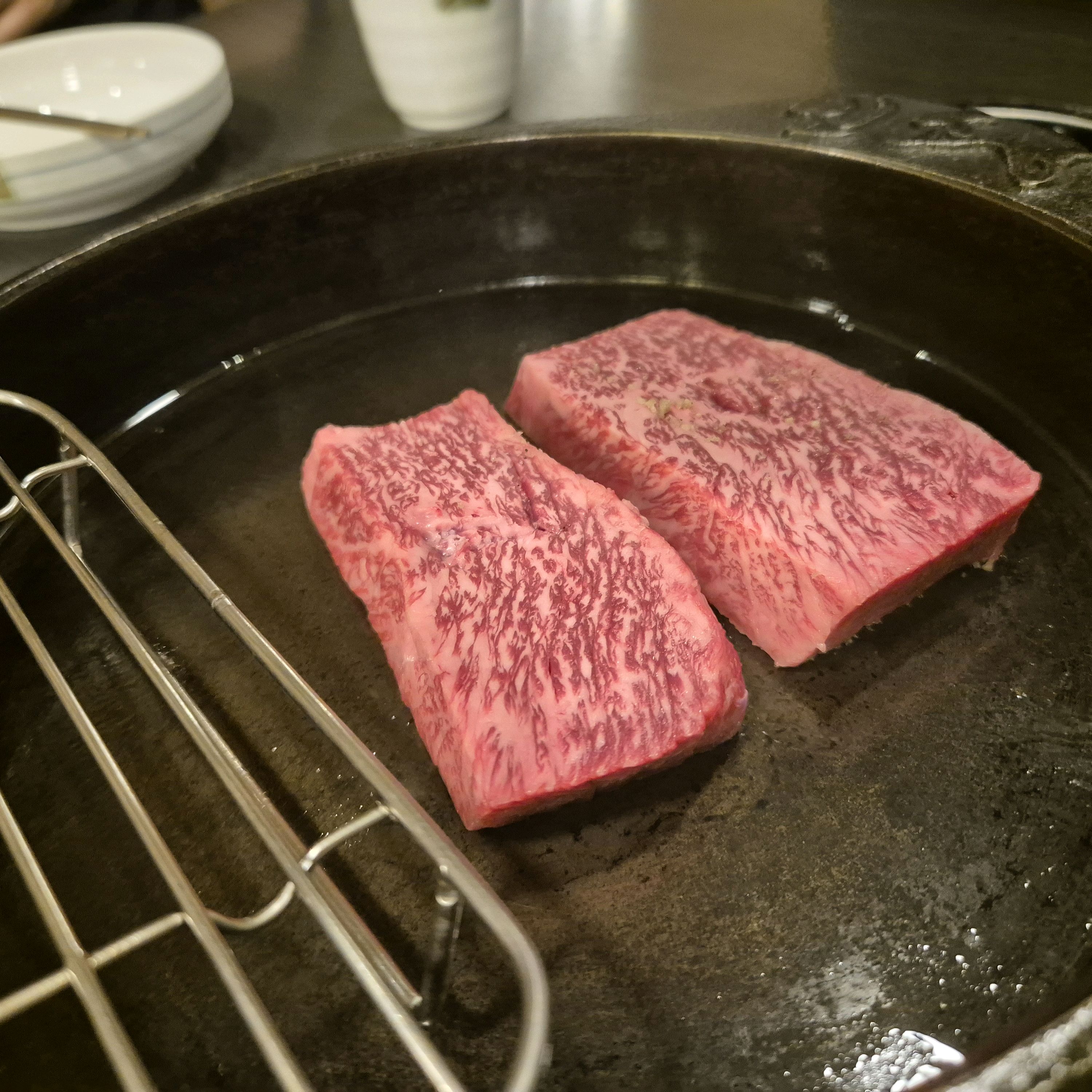 점심,저녁 다 식사하기 좋고 개별룸도 많아서 모임하기도 좋아요~~ 고기 다 잘구워주시고 질