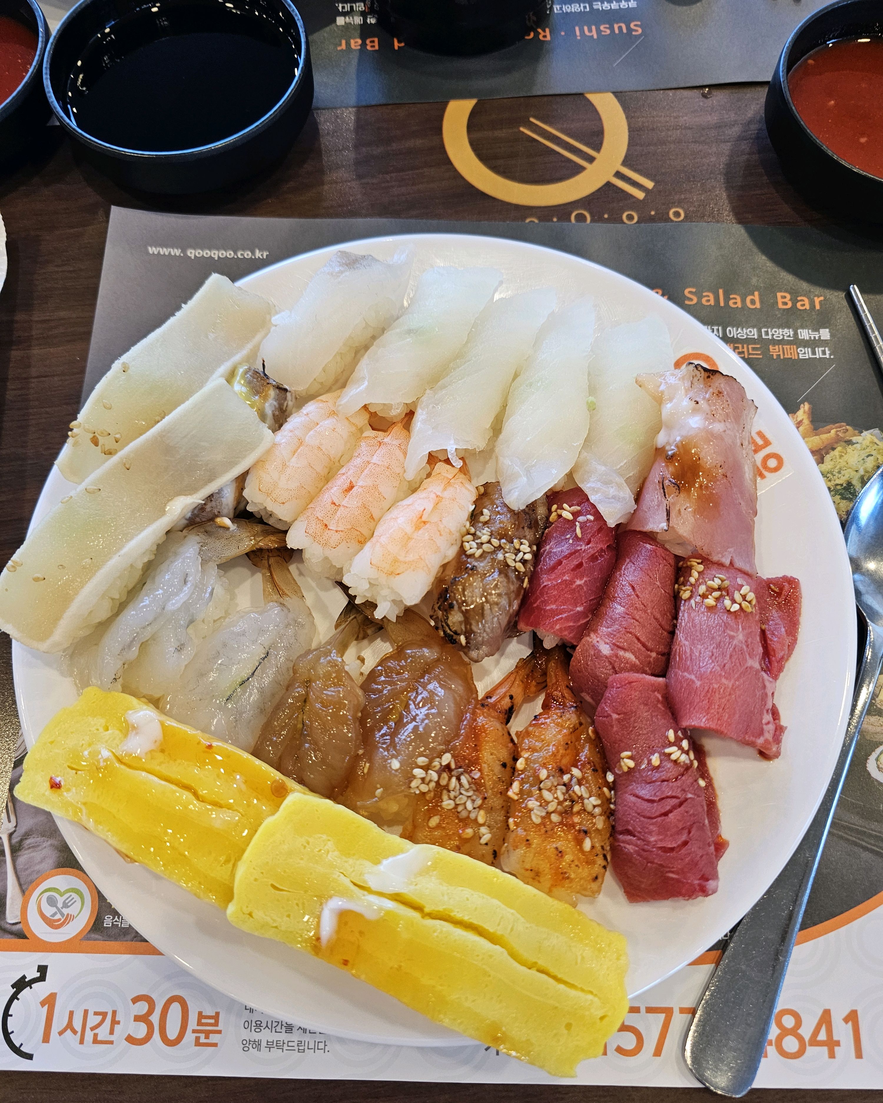 뷔페인데 초밥의 밥 양이 적당해서 좋아요. 음식 종류가 다양하고 맛있어요. 그리고 사장님이