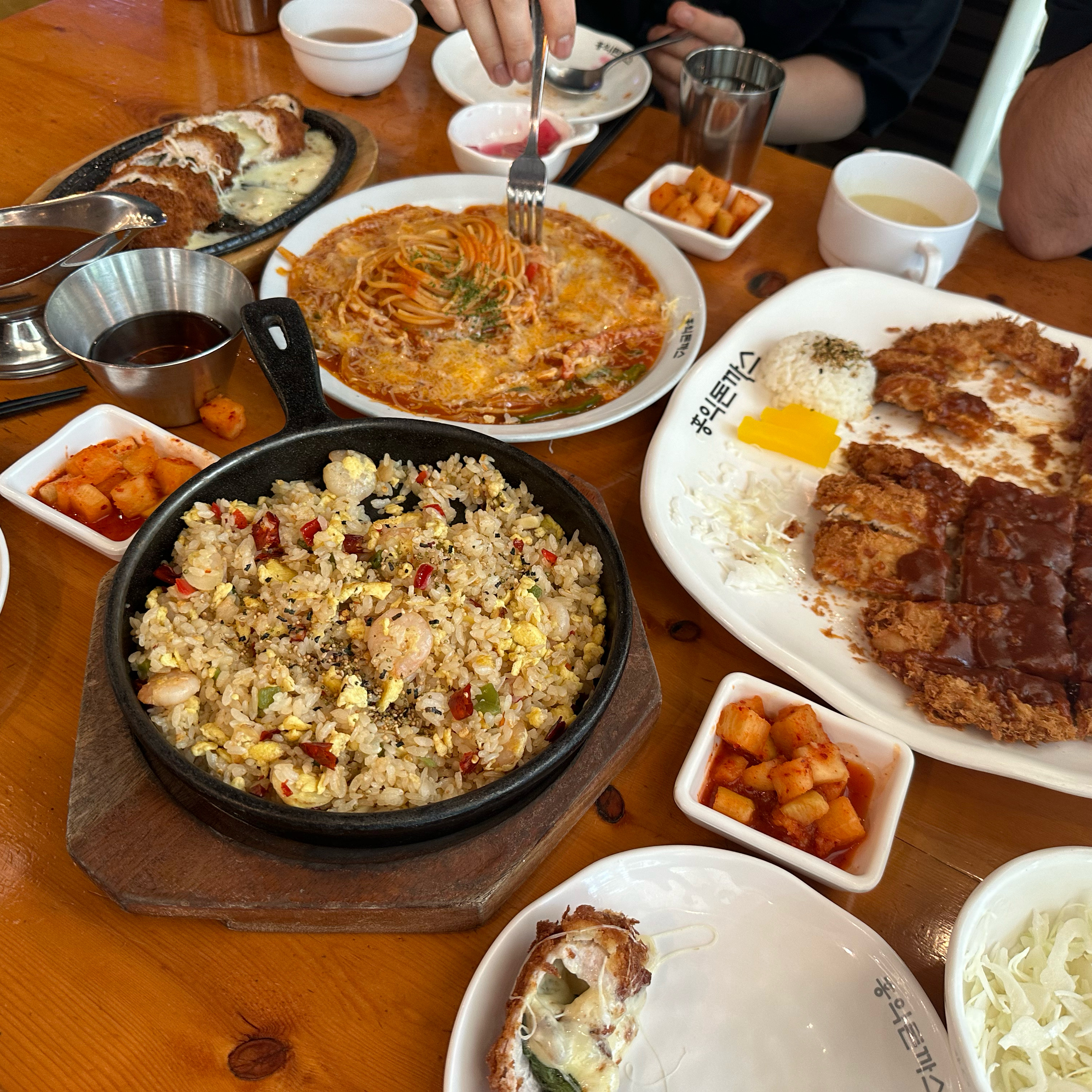 여러명이 가서 이것저것 시켜먹기 좋고 메뉴가 다양해서 좋아요!~ 아기의자도 있어서 아기 데