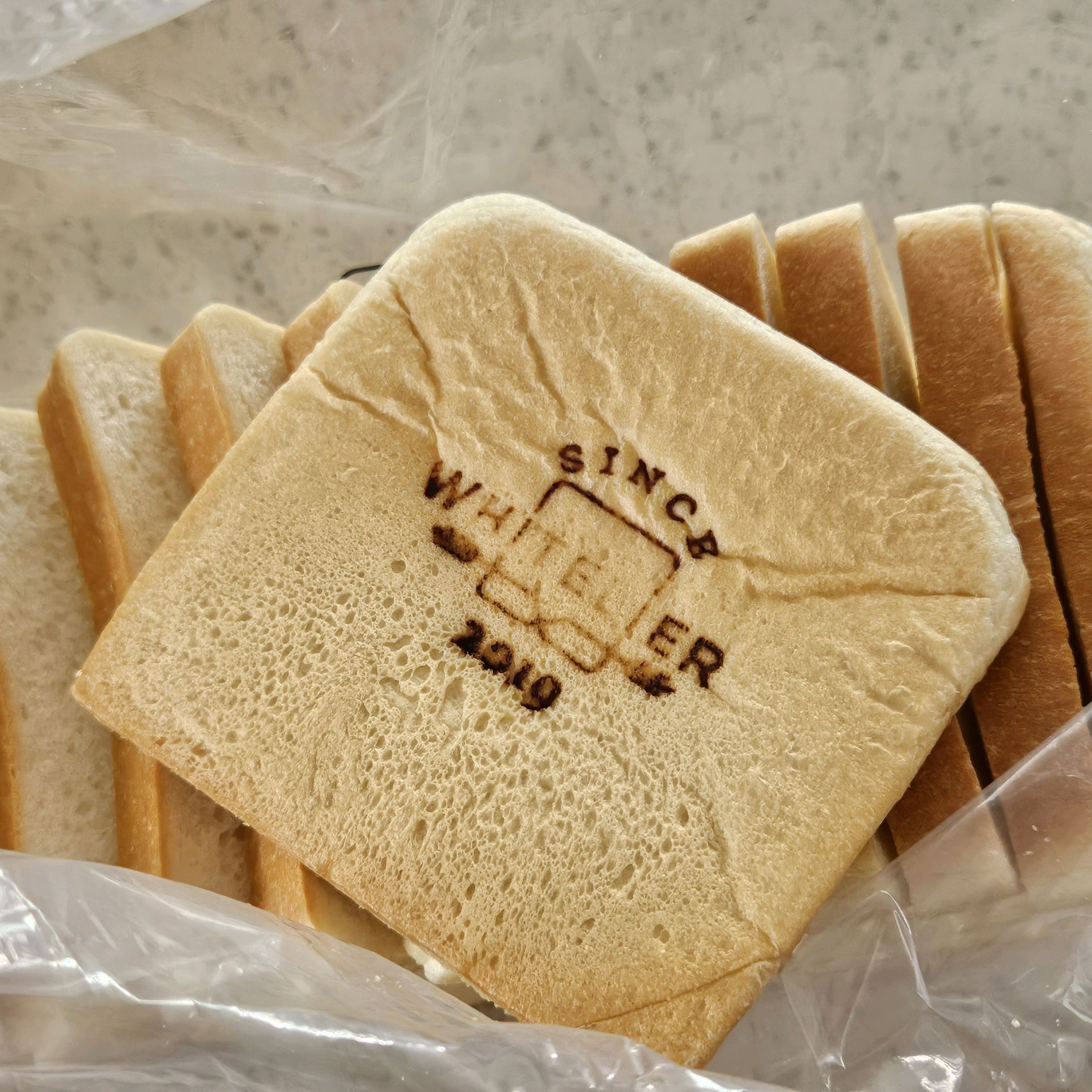 빵이 고급져요^^ 풍미가 좋아서 거의 매주 선물하거나 구입하는 중이에요^^ 특히 아침마다