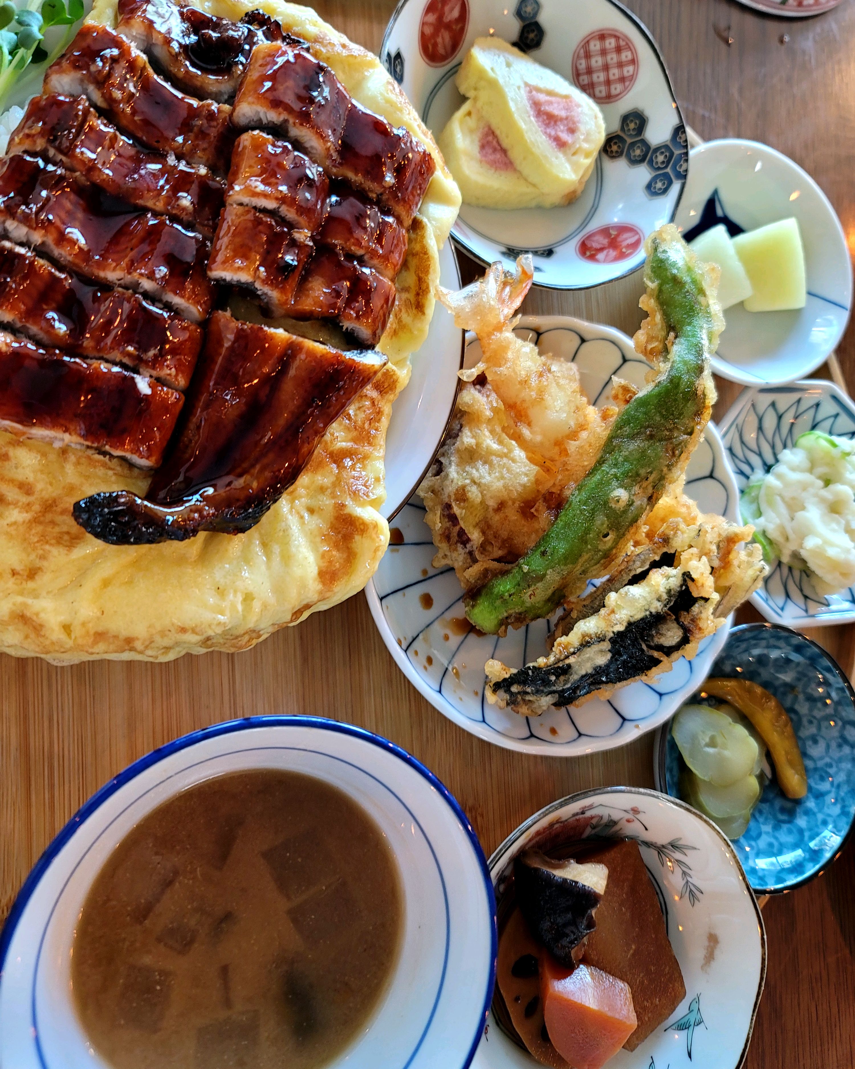 평일 점심때 방문했습니다.연어는 재료소진으로 맛보지못했어요. 스테이크덮밥은 고기부드럽고 와