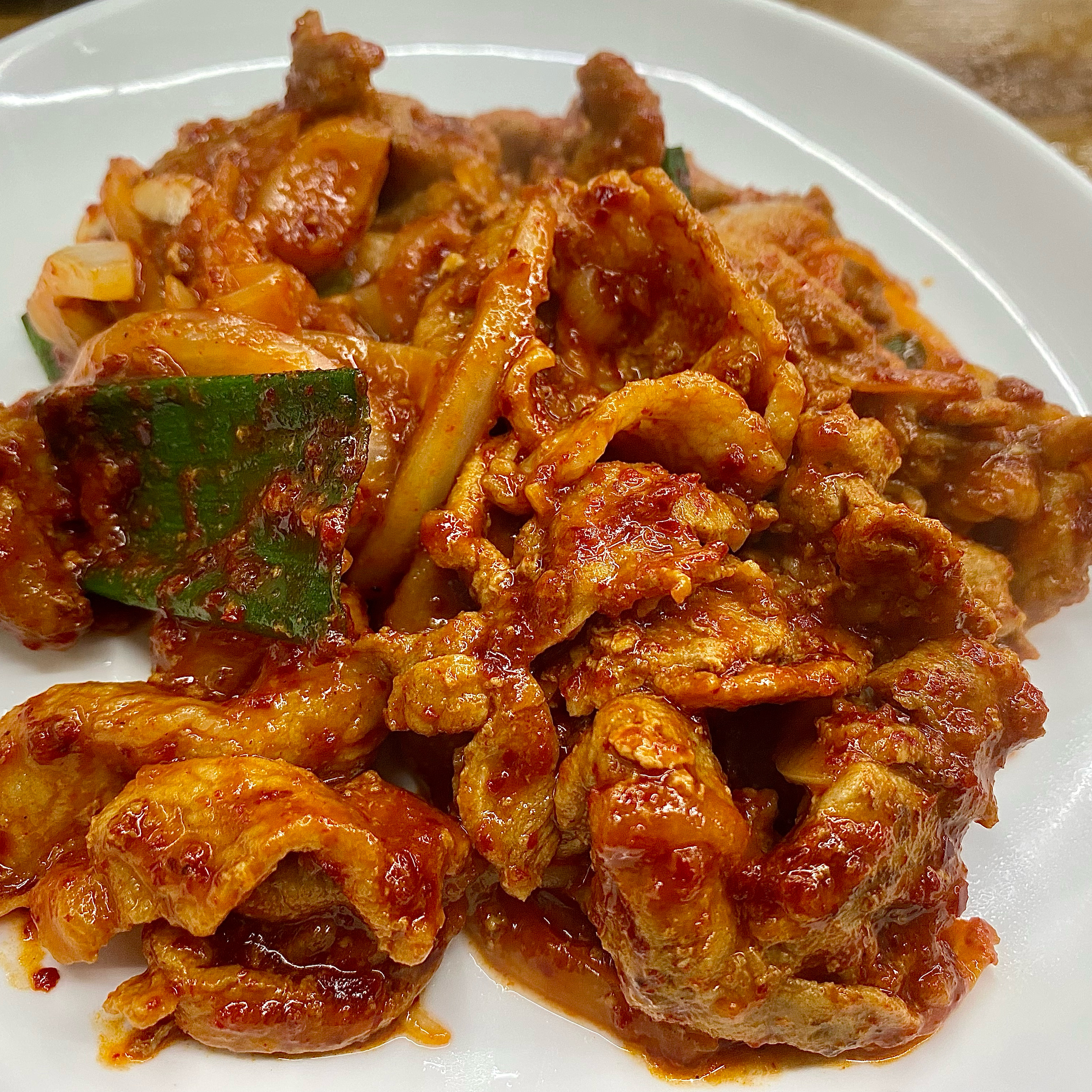 닭껍질이나 제육볶음 시키면 탕도 줘요 가성비 최고임 - 천호동 맛집 천호닭곰탕