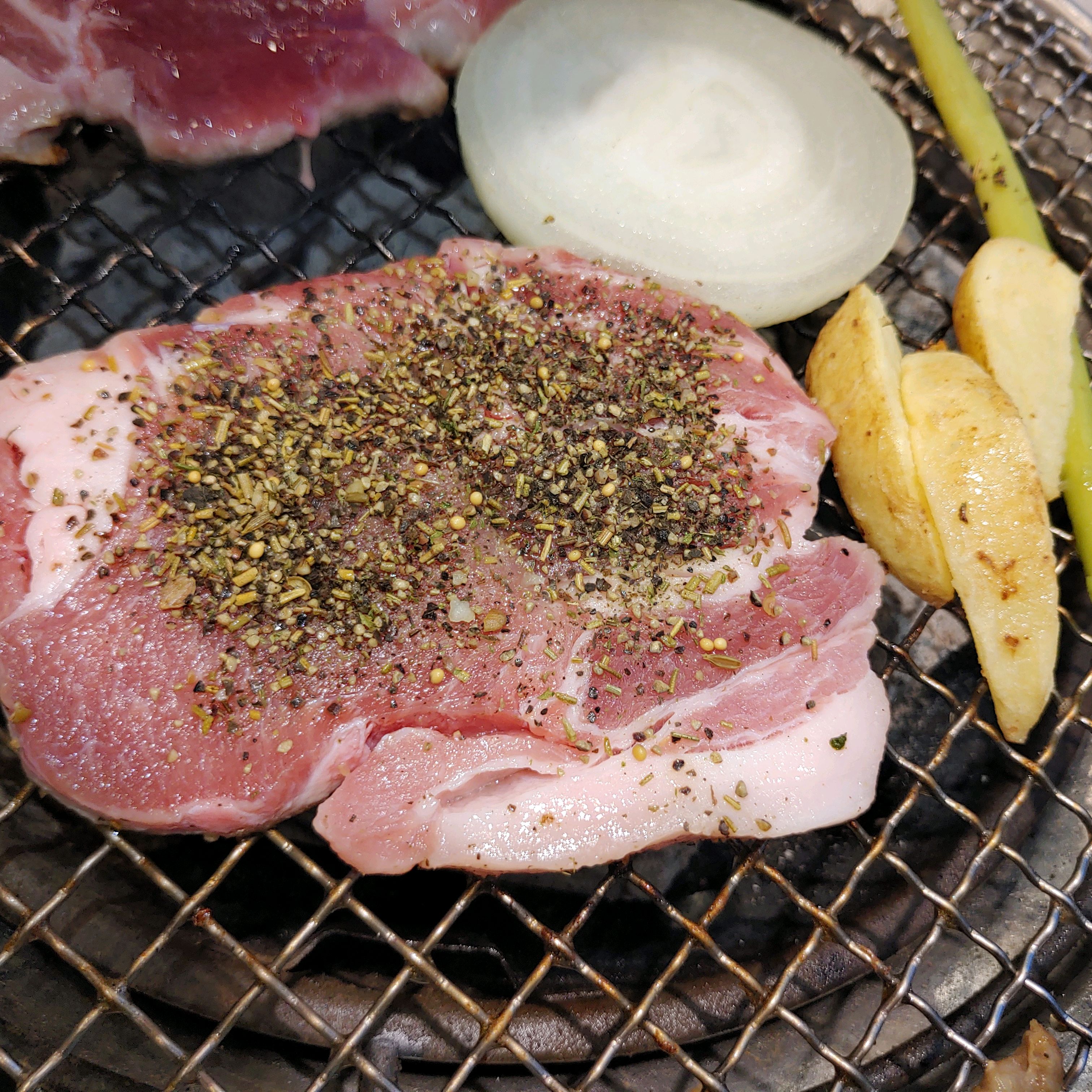 리뉴얼되고 처음 왔는데 정말 맛있어요!!!!! 매장도 더 깔끔해지고 넓고 고기종류도 다양하