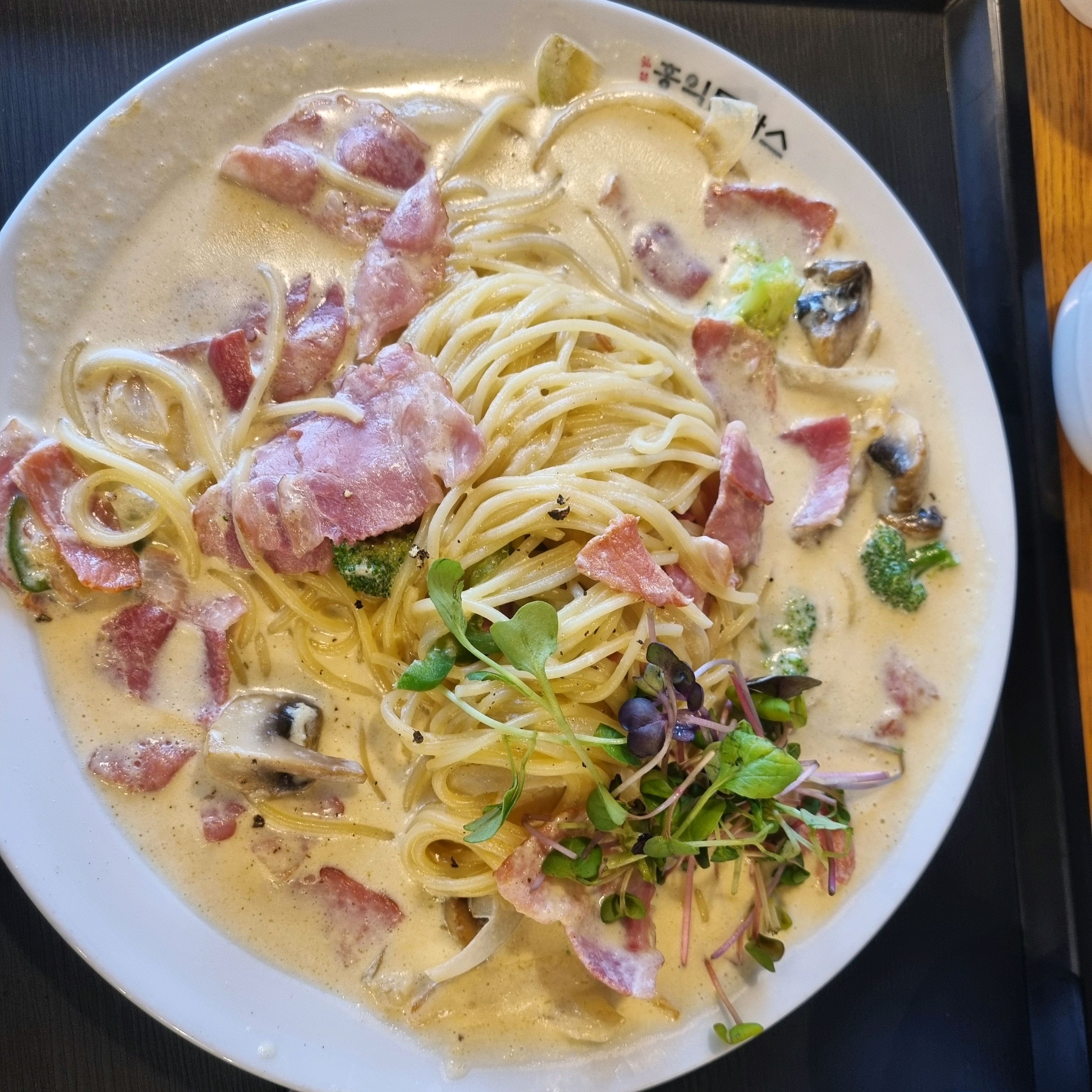 주차하기도 좋고 가게 밖으로 보이는 풍경도 이뿌고 시원하고 맛있께 잘먹고 왔어요 - 월광수변공원 맛집 홍익돈까스 대구수변공원점
