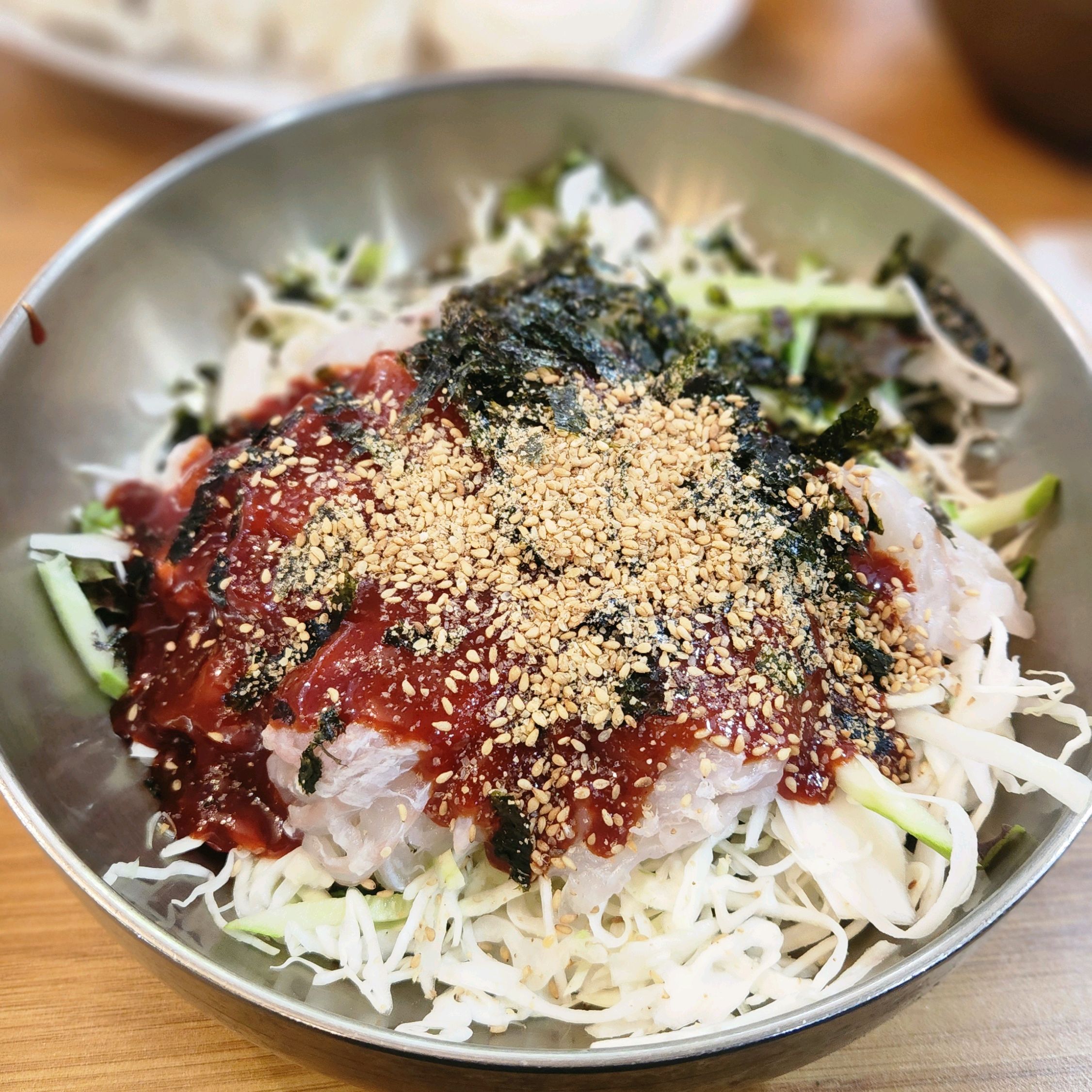 뼈없는물회를 먹었습니다. 다른 지역의 포항물회도 좋아하지만 이 집은 매장이 넓고 깨끗해서