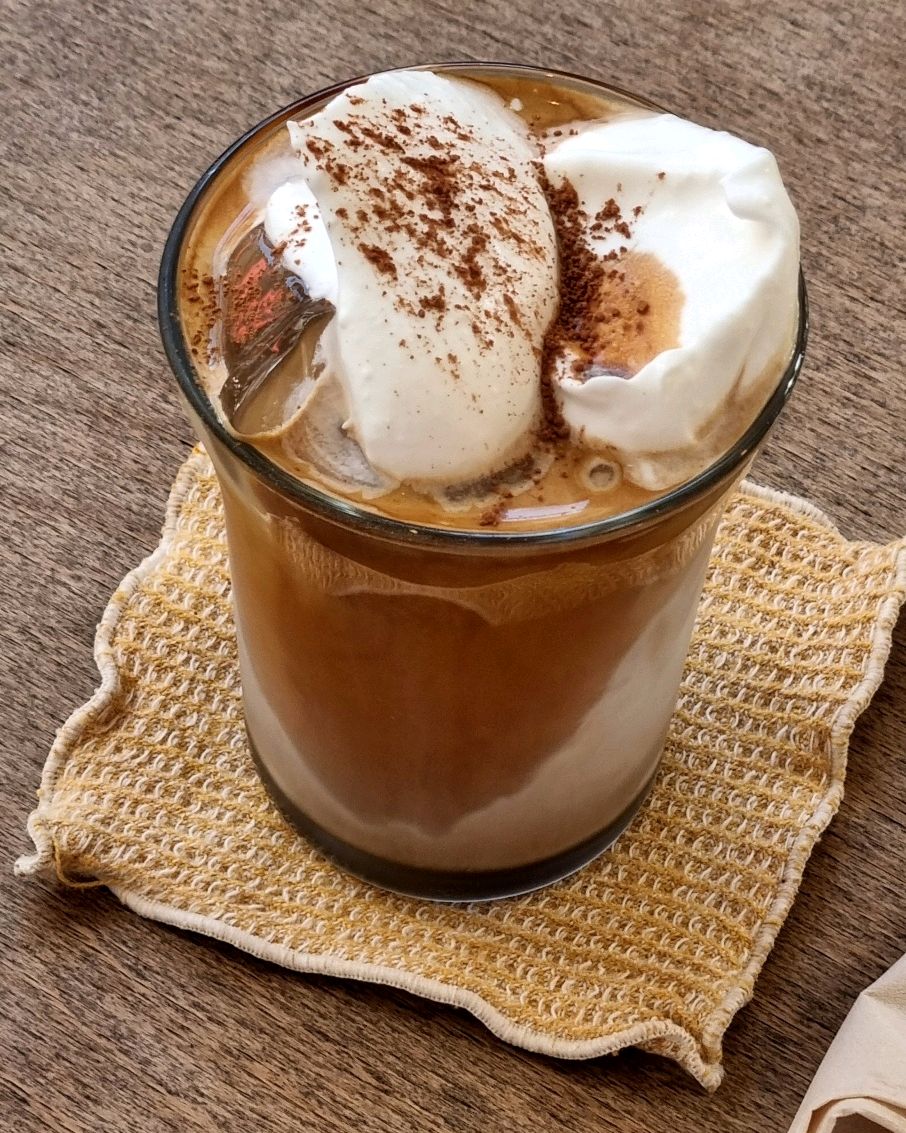 아인슈페너는 크림 쫀쫀하고 적당히 달달했어요! 망고푸딩은 처음 먹어보는 푸딩 식감이라 신기
