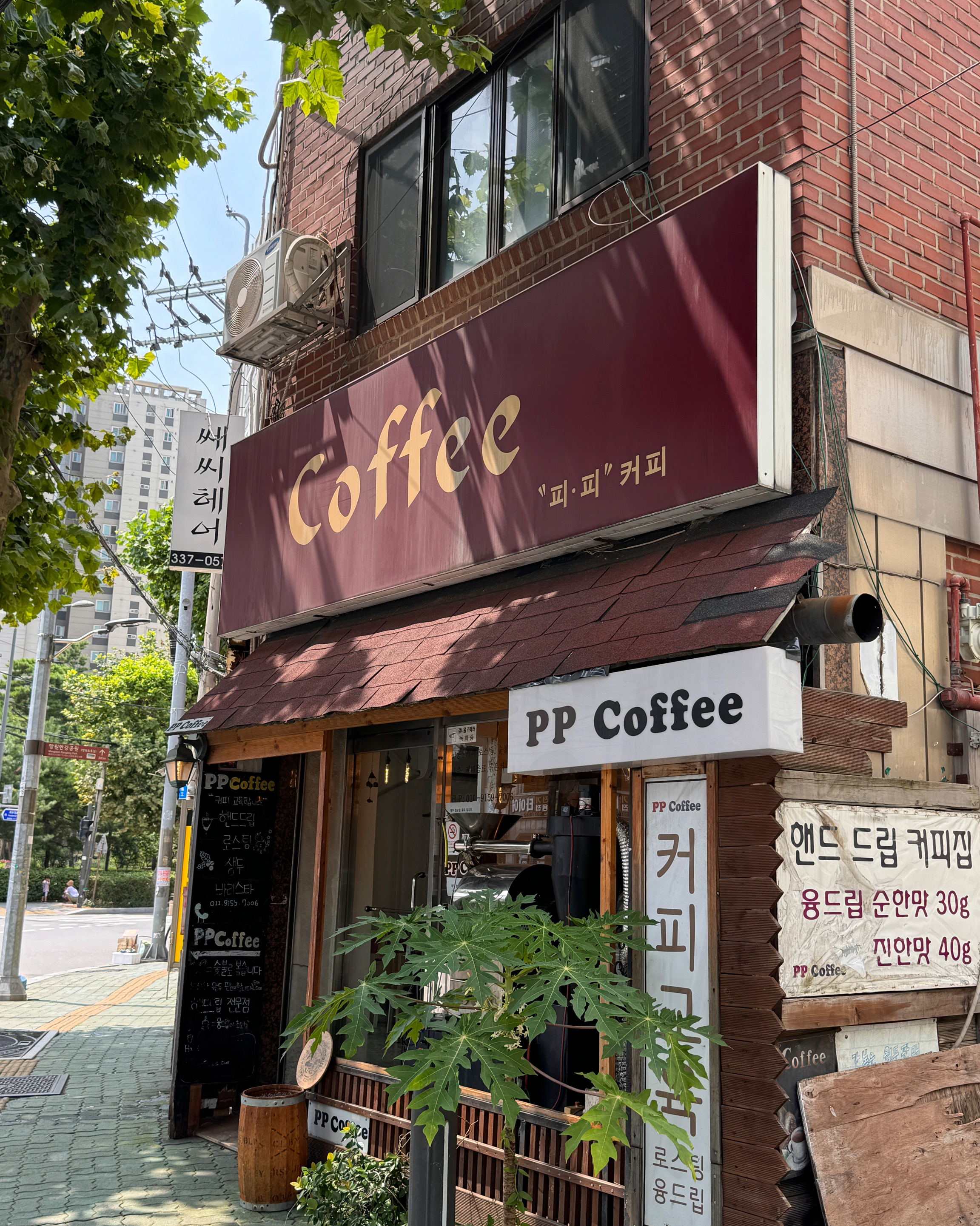 숯불로스팅과 융드립으로 망원동 커피 중에 가장 맛있다고 생각합니다. 구경하는 재미도 있고