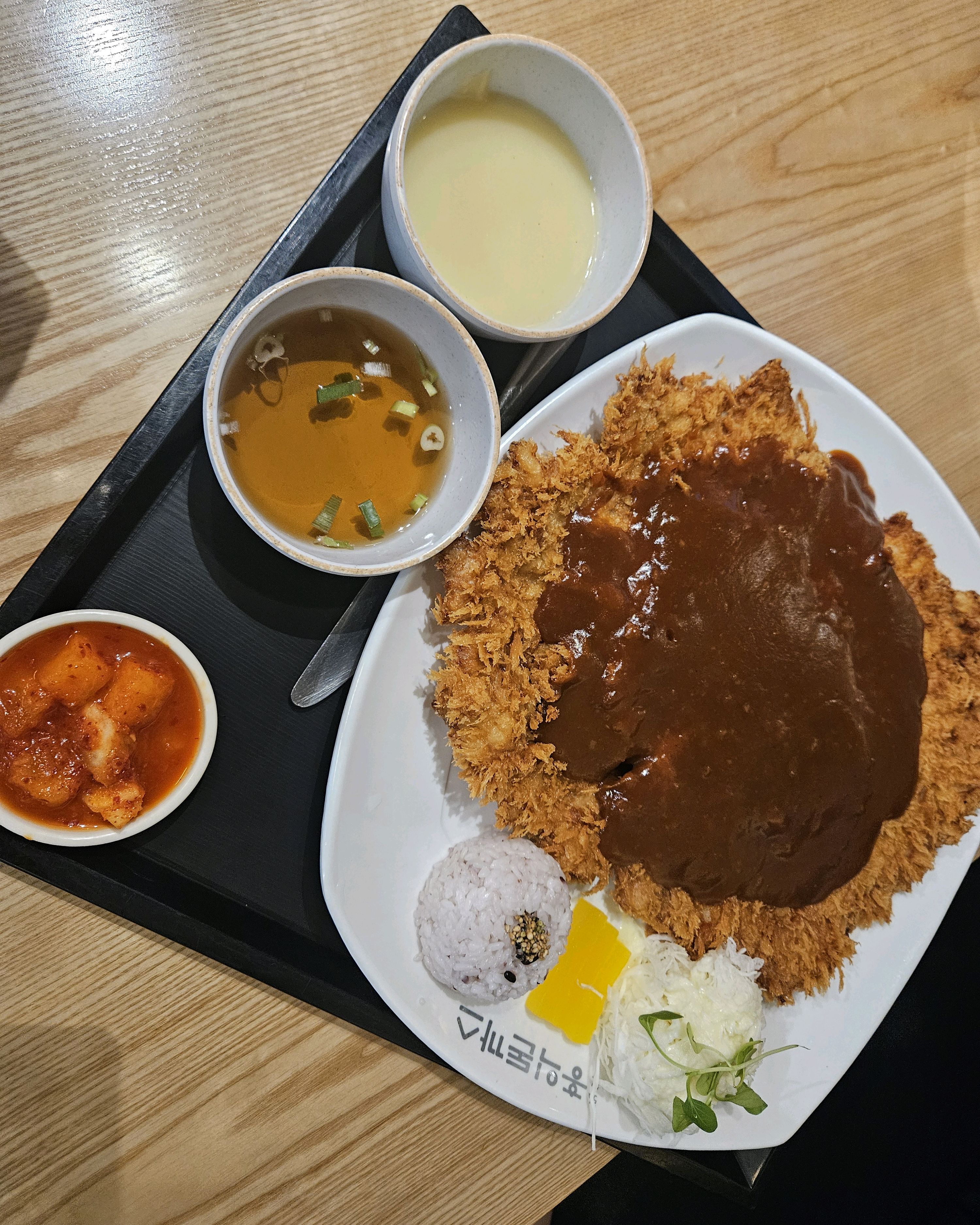 유명한건 알았는데 처음 방문했는데 정말 대왕돈까스에요! 맛도 있고 매장도 넓고 쾌적해서 좋