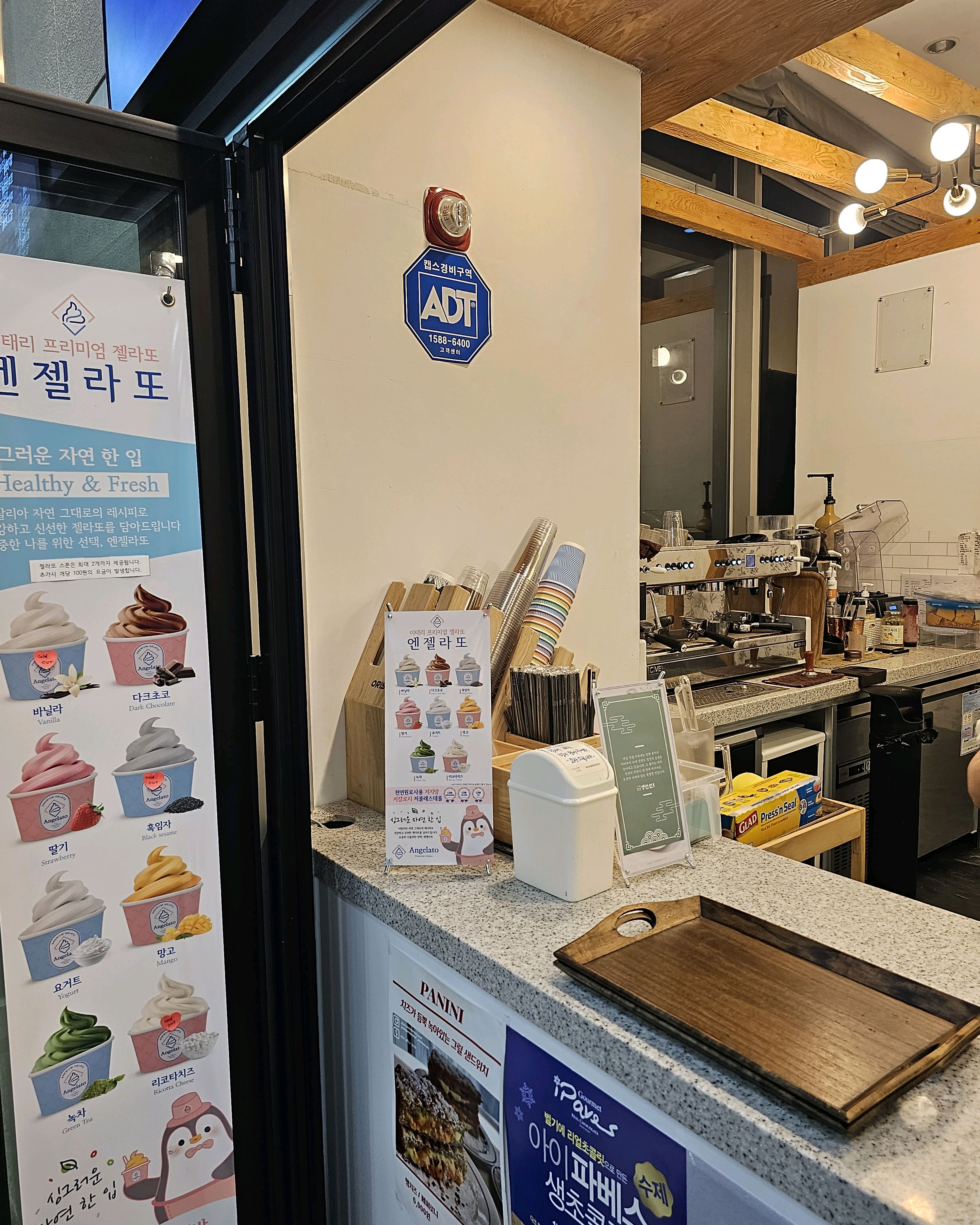 리조트 1층에 위치한 카페인데 젤라또를 판매하길래 저녁 산책길에 아들과 녹차와 요거트 젤라