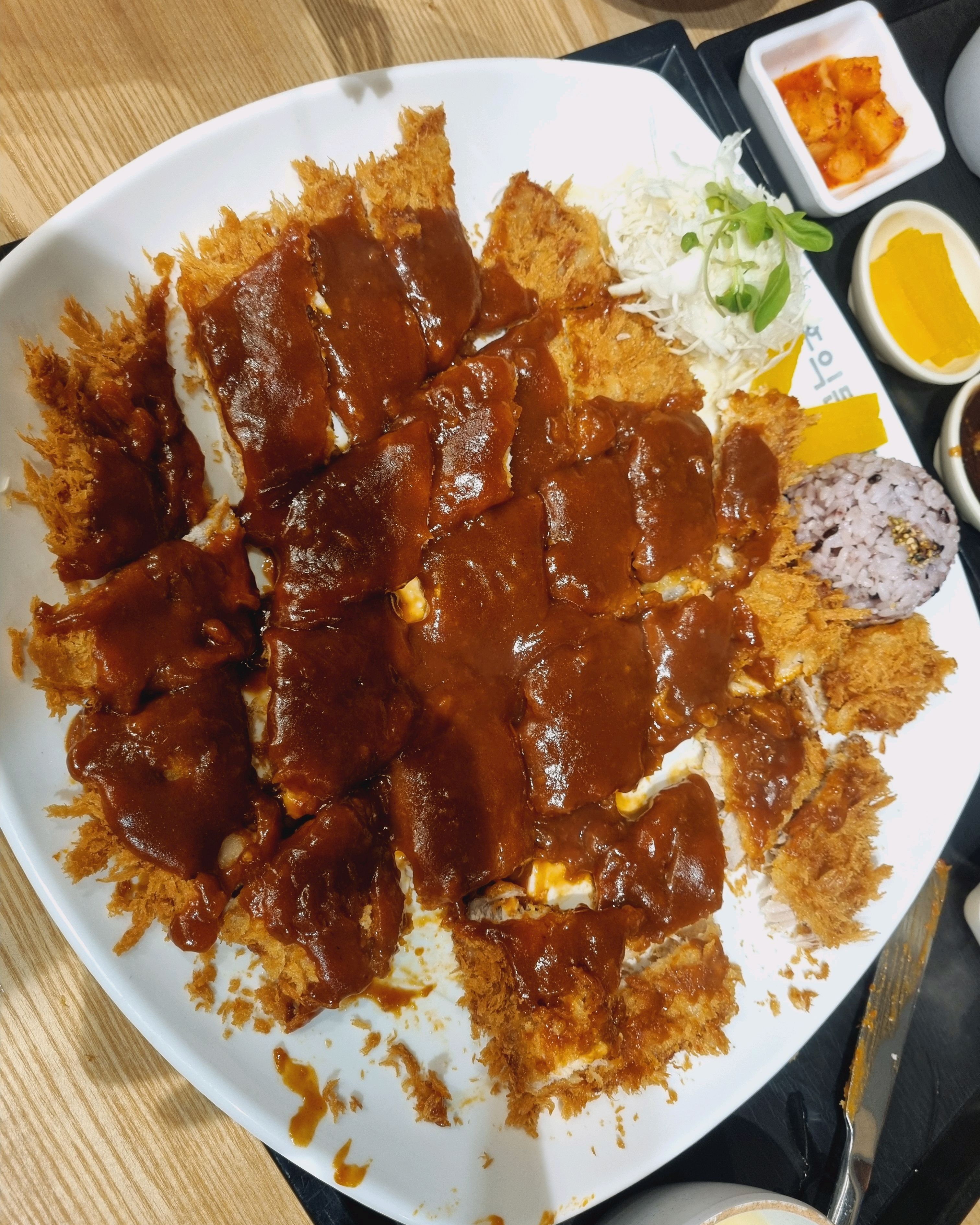 오랜만에 갔는데 역시 맛있네요 - 광주 상무지구 맛집 홍익돈까스 광주상무점