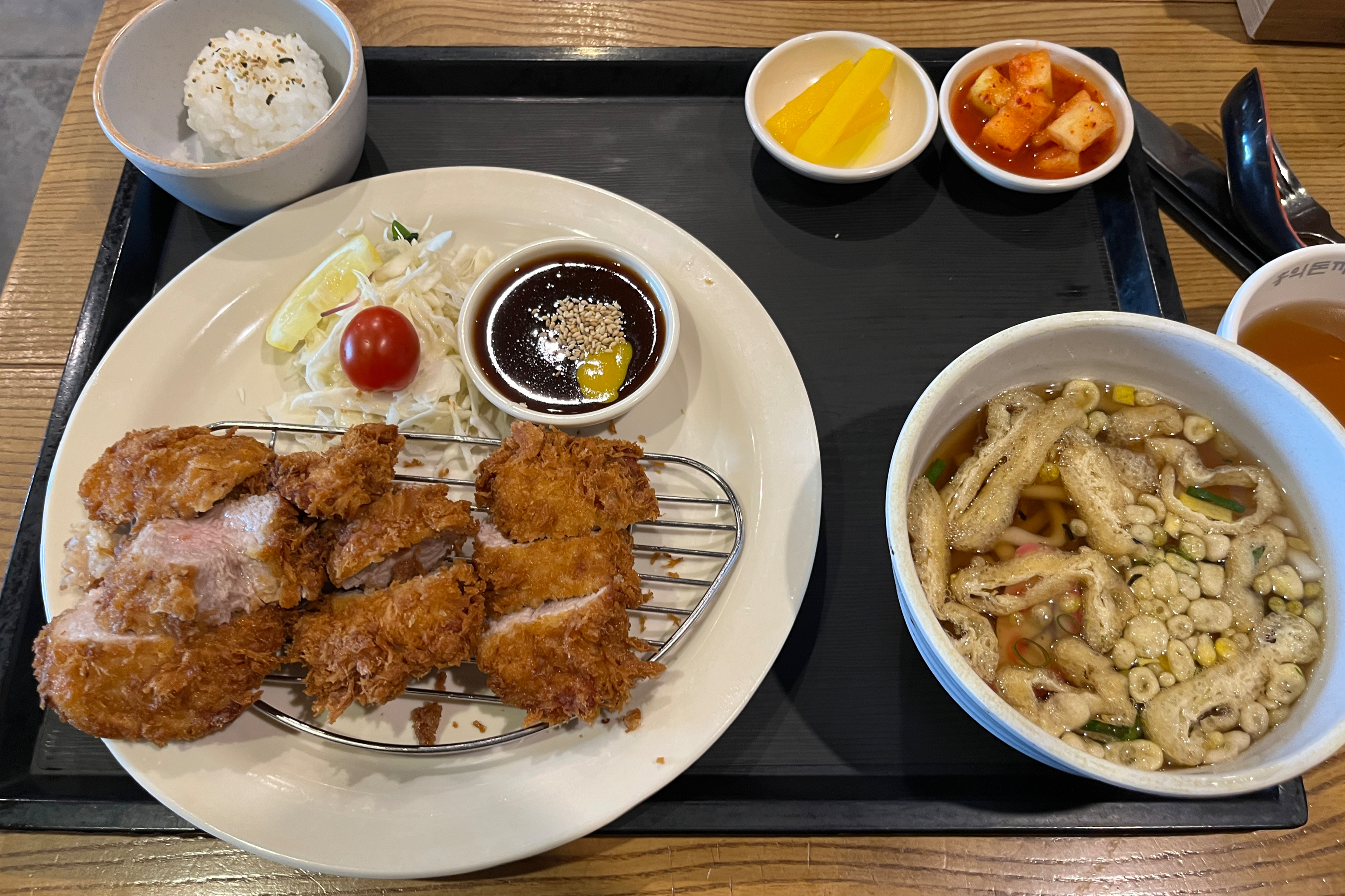 홍익돈까스가 다소 비싸지만 최대 장점은 주차가 편하다는 것 같아요! - 복현오거리 맛집 홍익돈까스 대구복현점