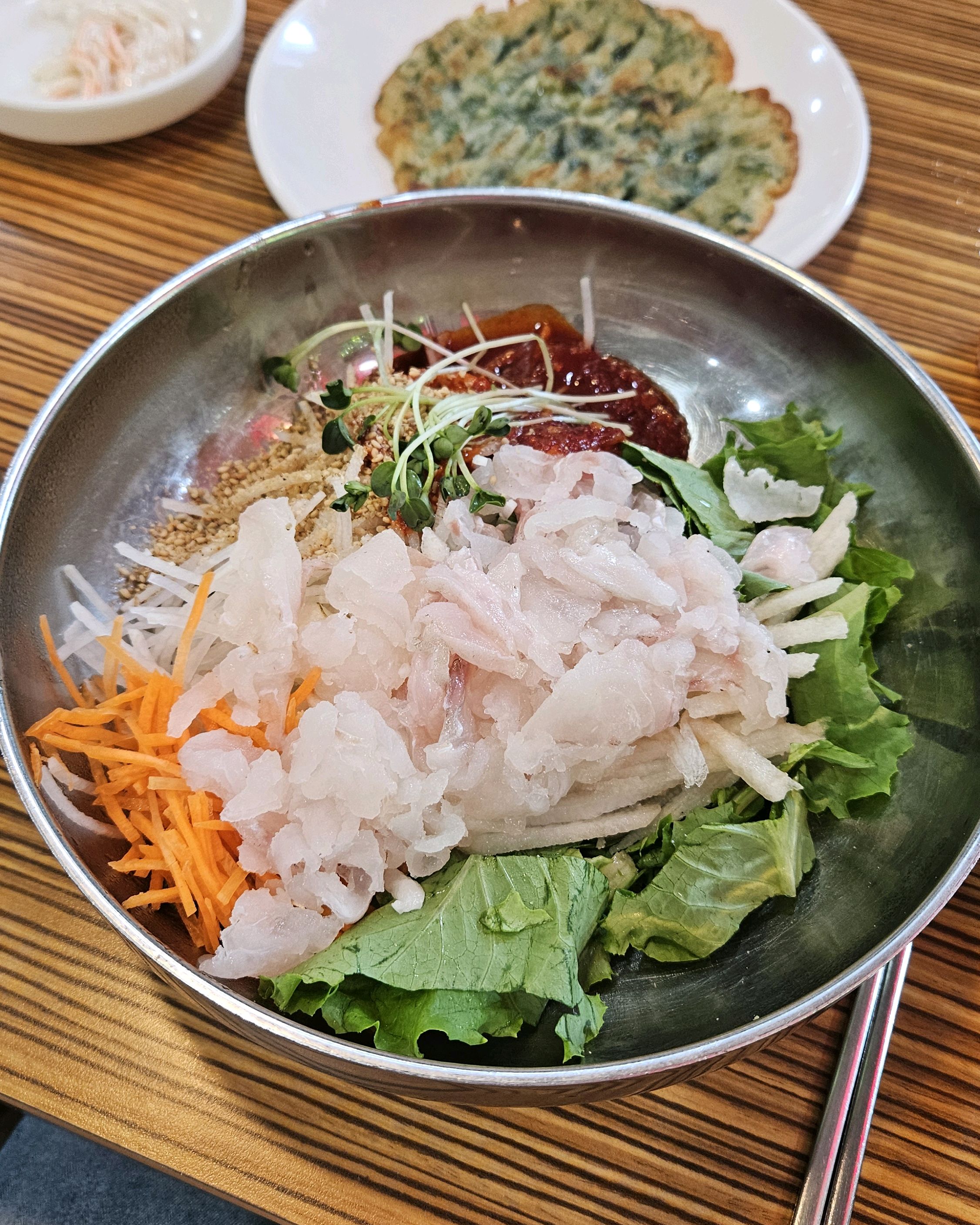'부산'에서 이렇게 바쁜 가게 사장님이 이렇게 친절한걸 본 적이 없네요 - 송정 맛집 송원물회횟집