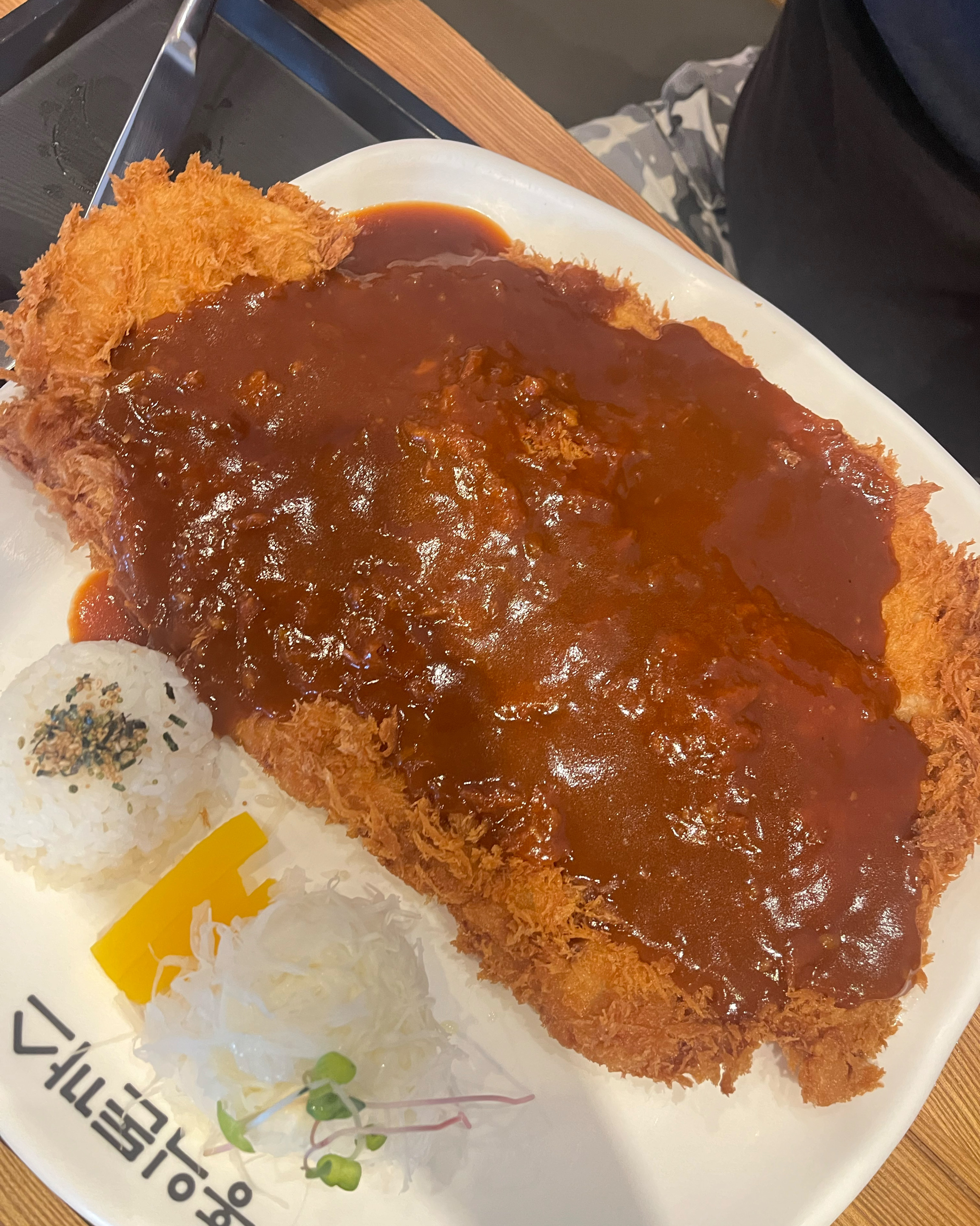 정말 대왕사이즈라 놀랐어요 - 송탄 맛집 홍익돈까스 송탄점