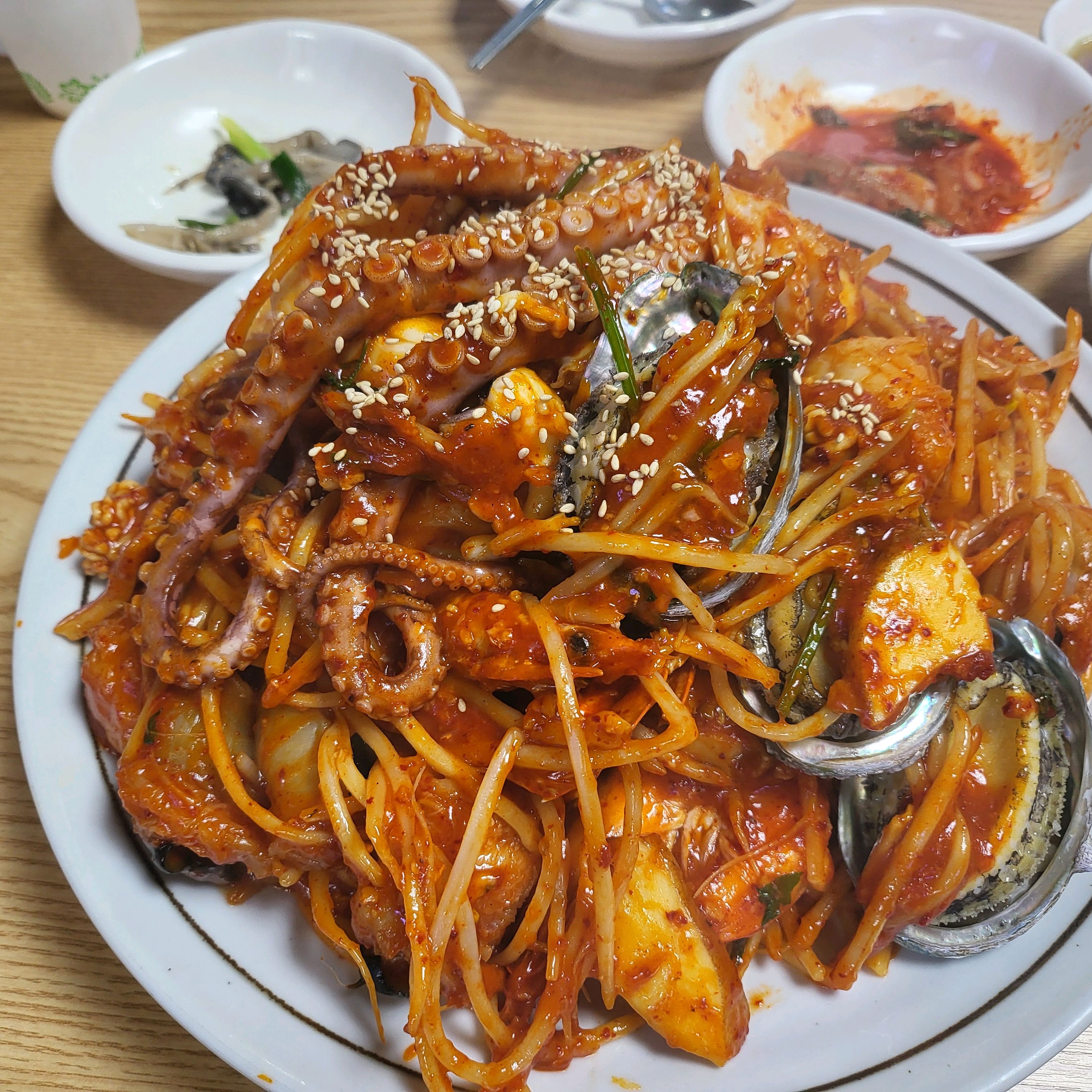 음식맛은 이야기 하기전에 우선적으로, 서비스부터 말하고싶다. 음식이 거의 배달이랑 같이 밀