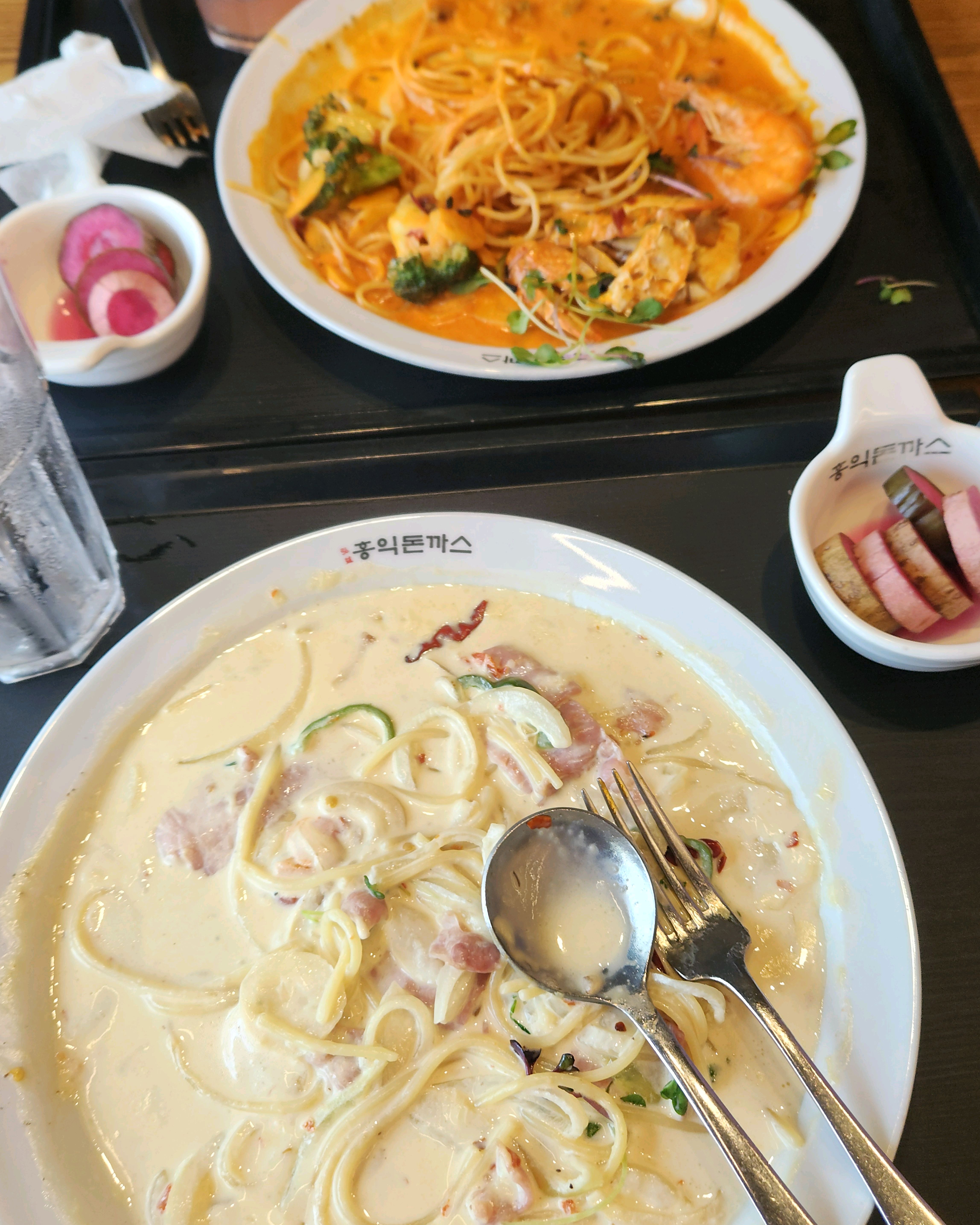 음식도맛있고 크림파스타는 부드럽고 버섯향이 은근하게 좋으네요~~ - 서산 호수공원 맛집 홍익돈까스 서산점