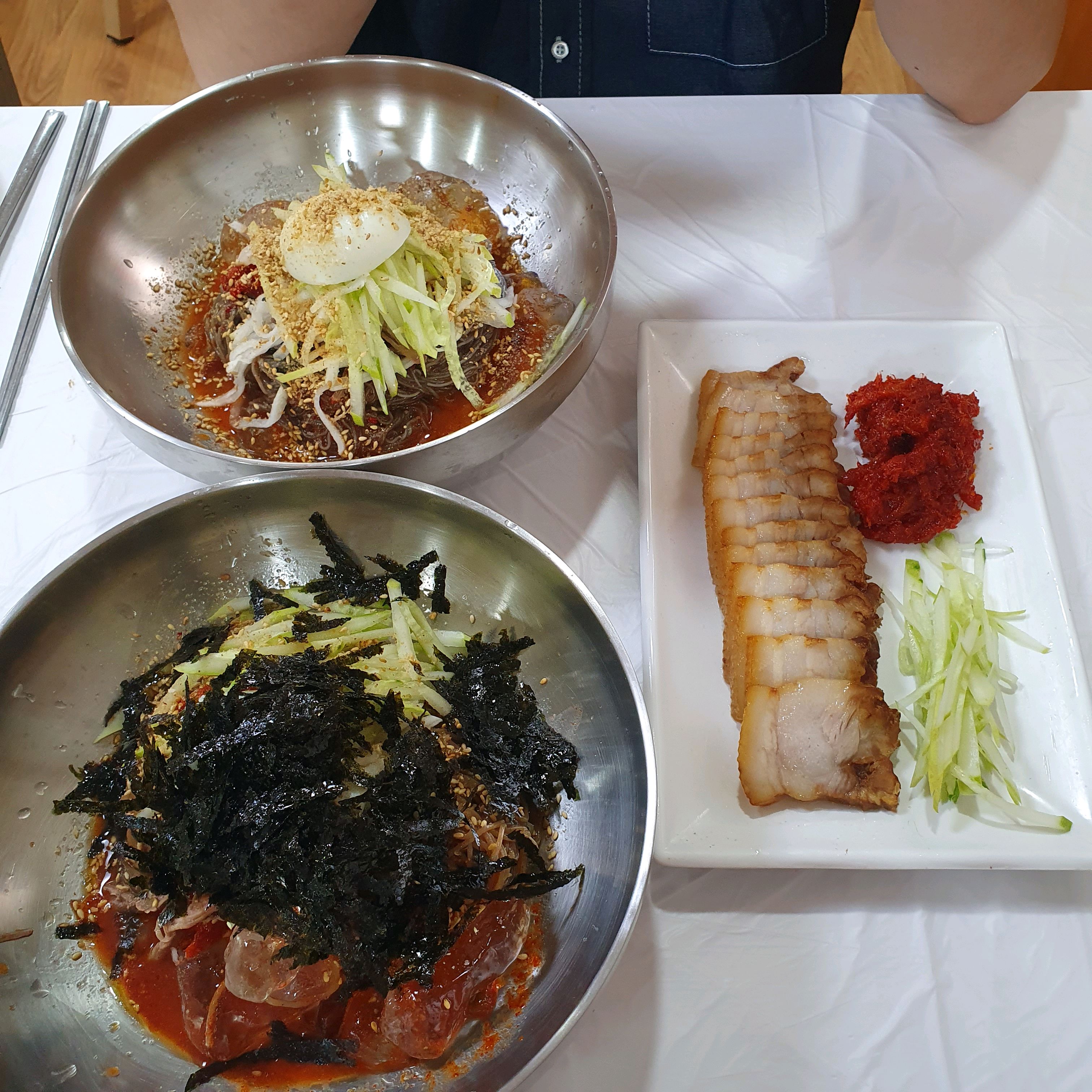 진짜 너무 맛있어서 리뷰를 안 쓸 수가 없네요..... 회냉면 회막국수 둘 다 맛있었는데