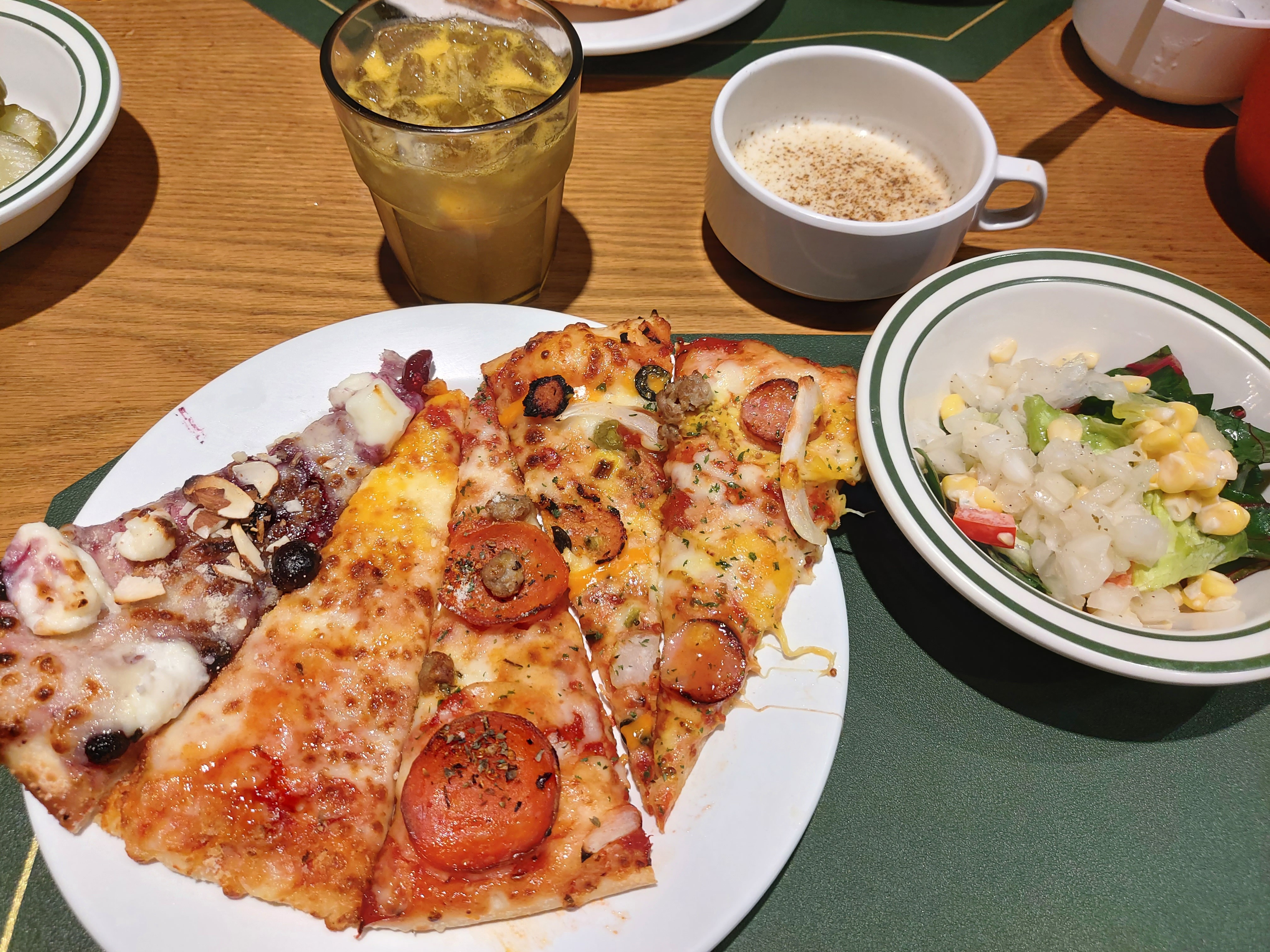 주말이 확실히 피자종류도 더 많고 사이드도 다양하네요 - 권선동 맛집 피자몰 NC수원터미널점