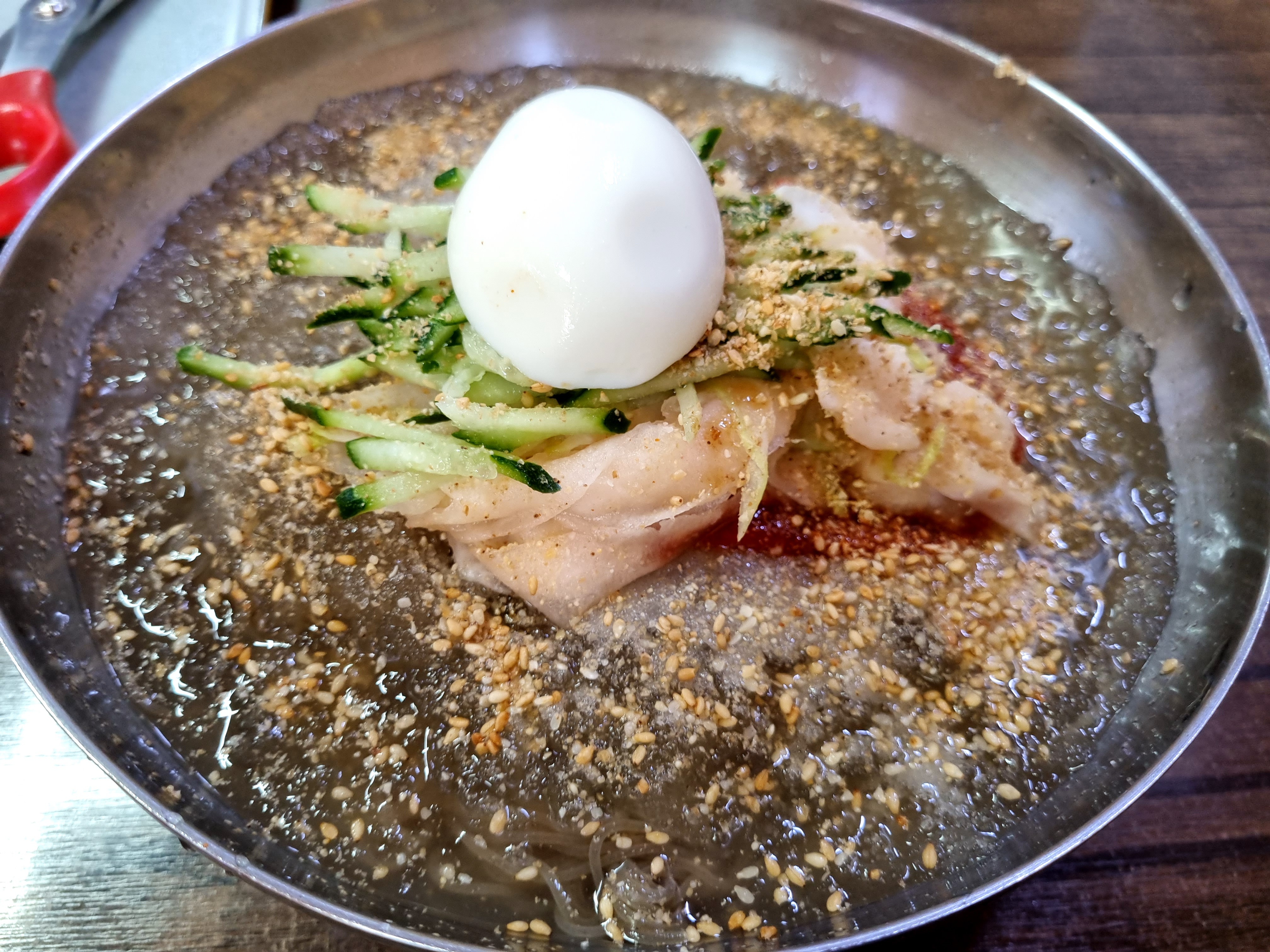 냉면 한 그릇에 곁들여 나온 김치.