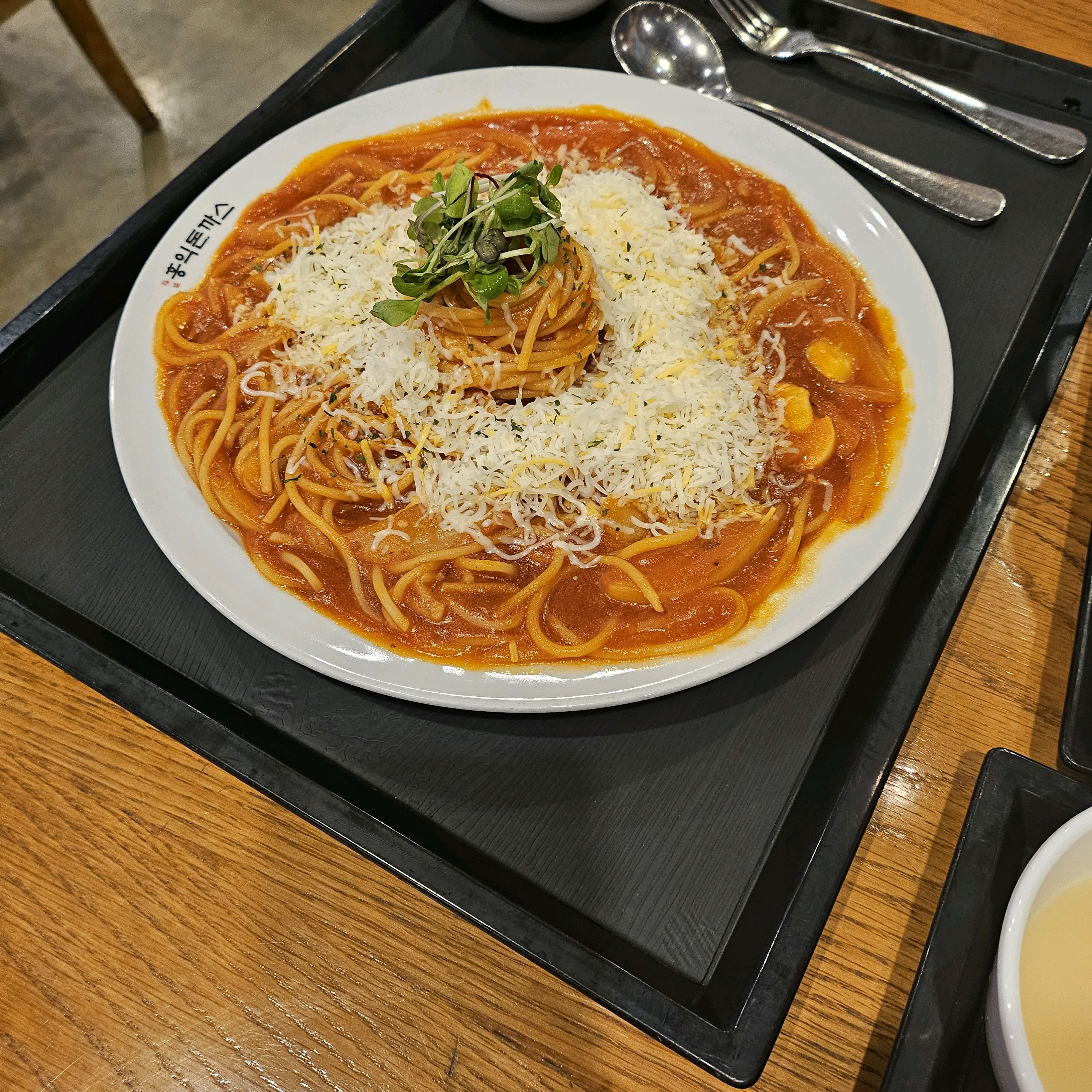 지인이 세트 A를 시켰는데 이곳에서 최애 메뉴인 왕돈까스와 토마토치즈스파게