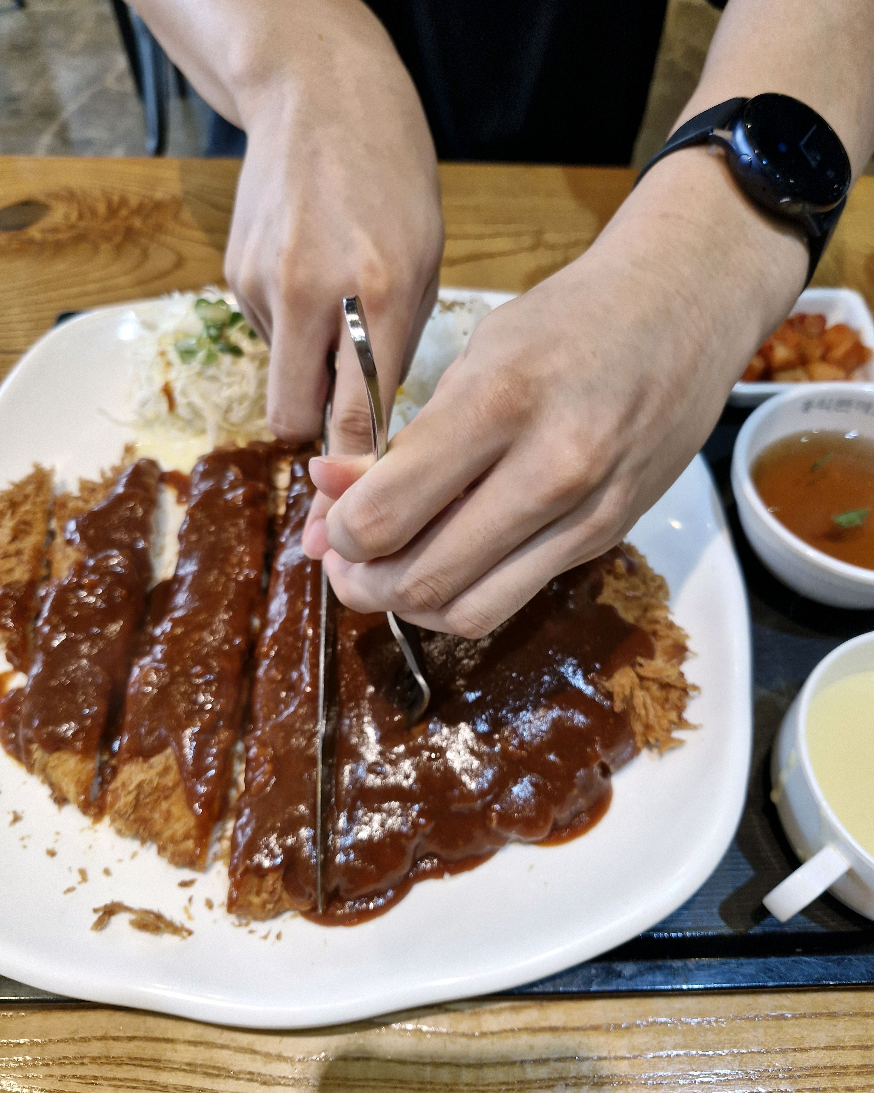 홍익돈까스 기본 먹었는데 맛있어요. 남은거 포장 했어요. - 일산 식사동 맛집 홍익돈까스 일산식사점