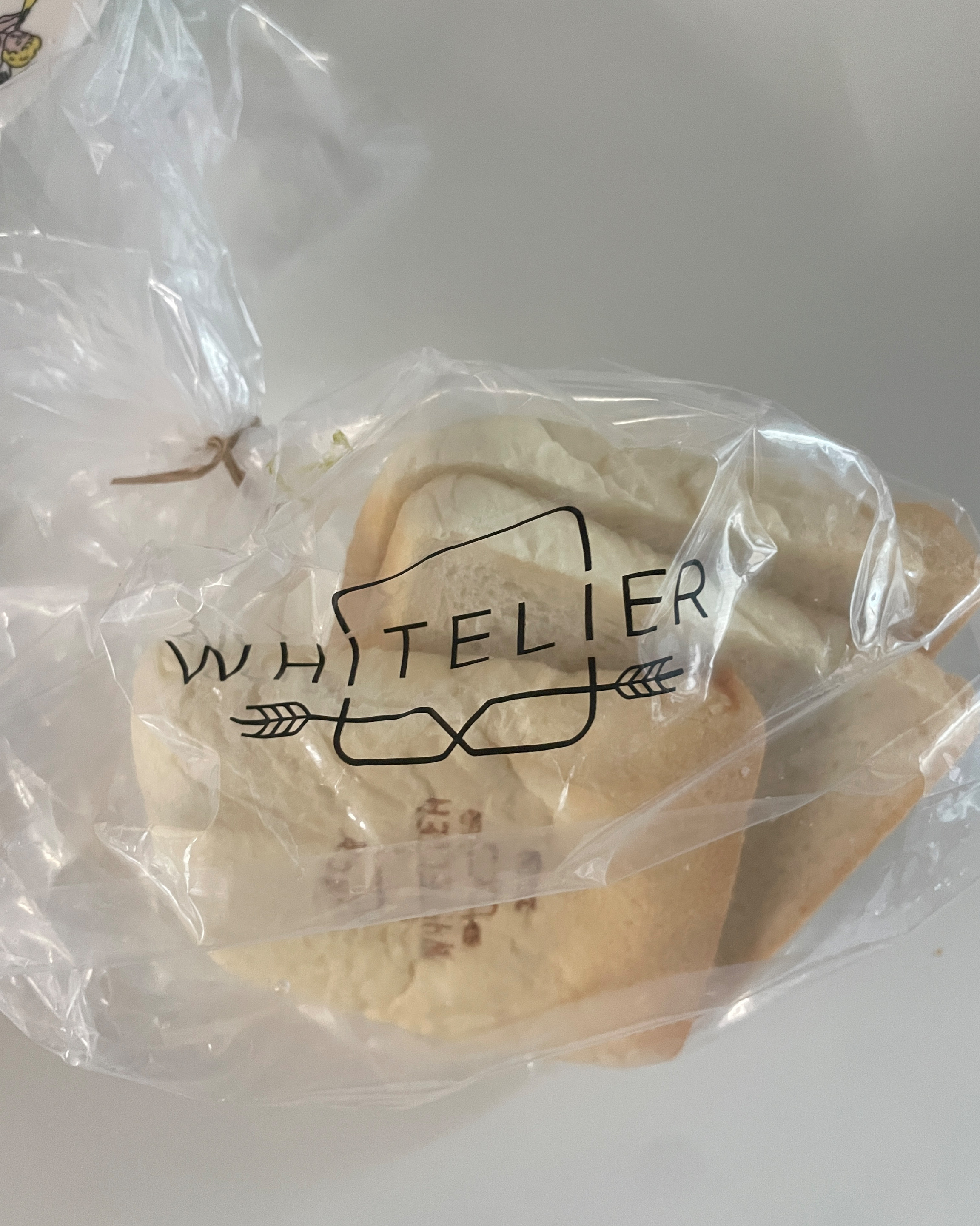 식빵 큰사이즈 샀는데 애들이 맛있다고 그자리에서 3개남기고 다먹었어용 또사러가야겠어요 - 양산 물금 맛집 화이트리에 양산점