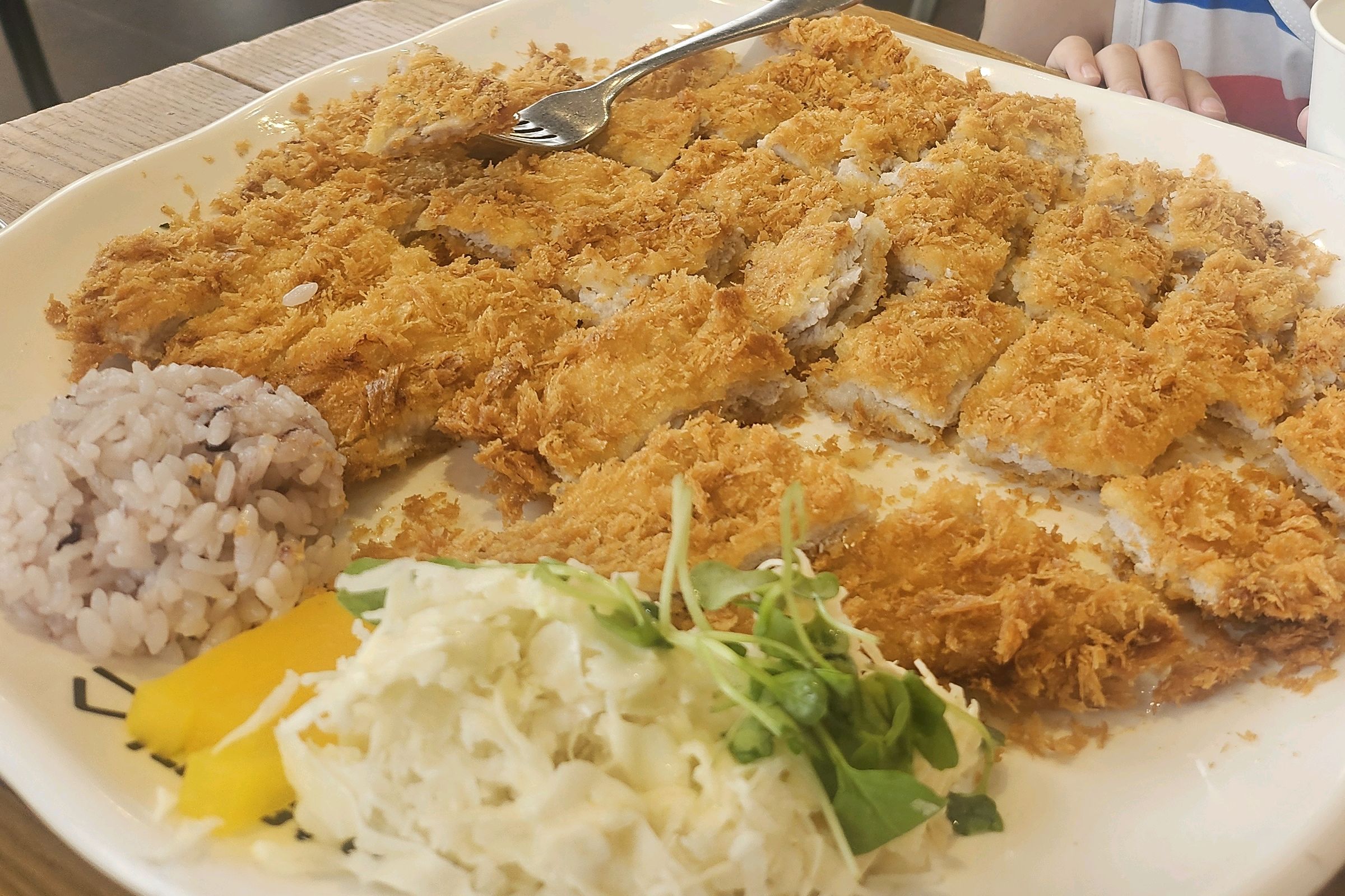 음식이 깔끔하고 맛 있어요! - 금릉역 맛집 홍익돈까스 파주금릉점