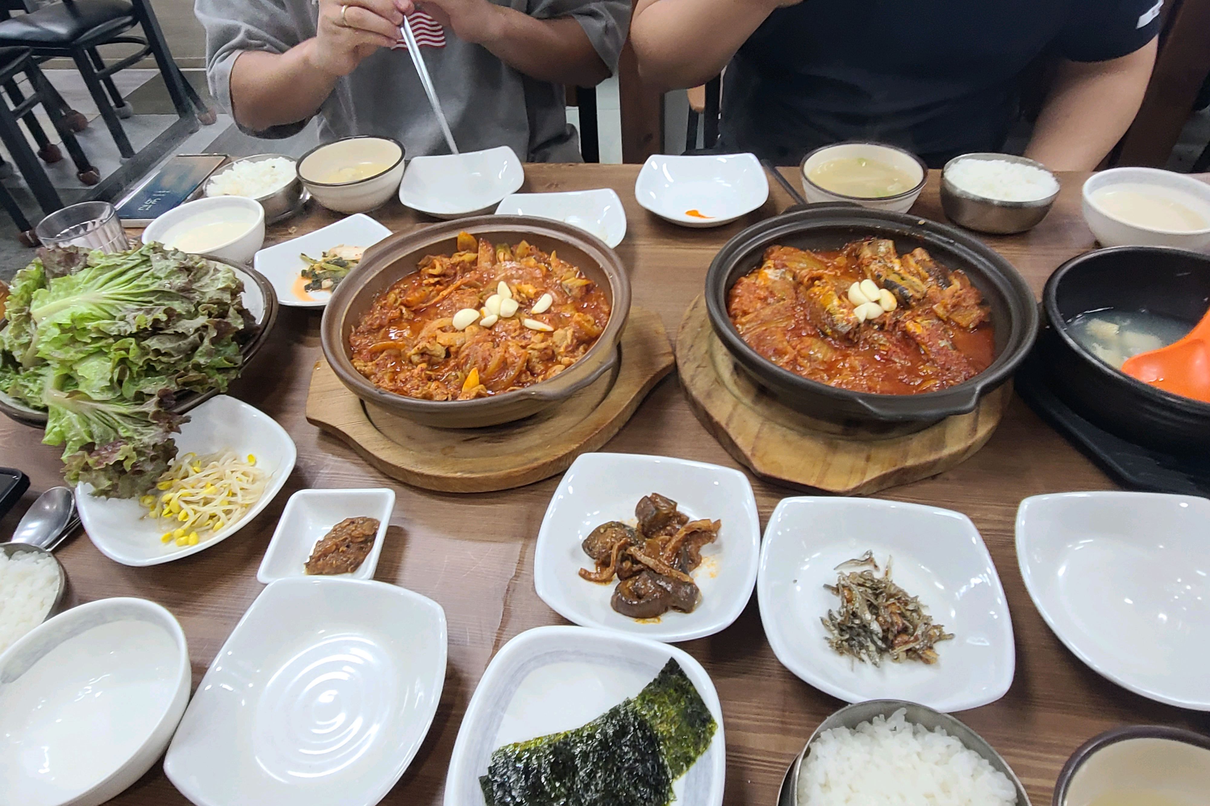 묵은지 너무 맛있고, 밥도 맛있어서 기본 2그릇을 먹을 수 밖에 없는 가게입니다. - 송정 맛집 엄마손대구탕