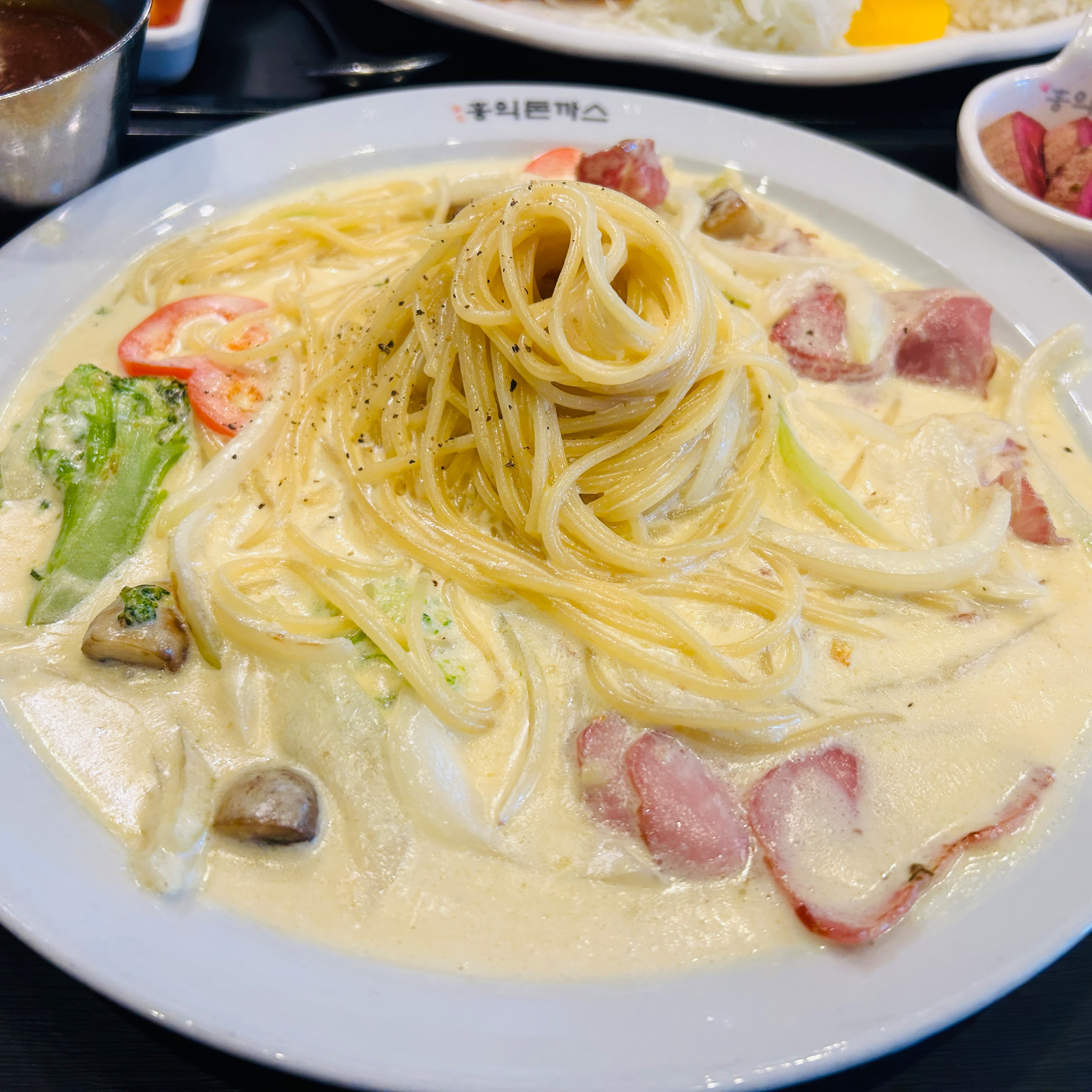 다른 지점만 이용하다가 처음 이용했는데 체인이라 맛이 한결같은 것 같았어요. - 대구 칠곡 맛집 홍익돈까스 대구칠곡점