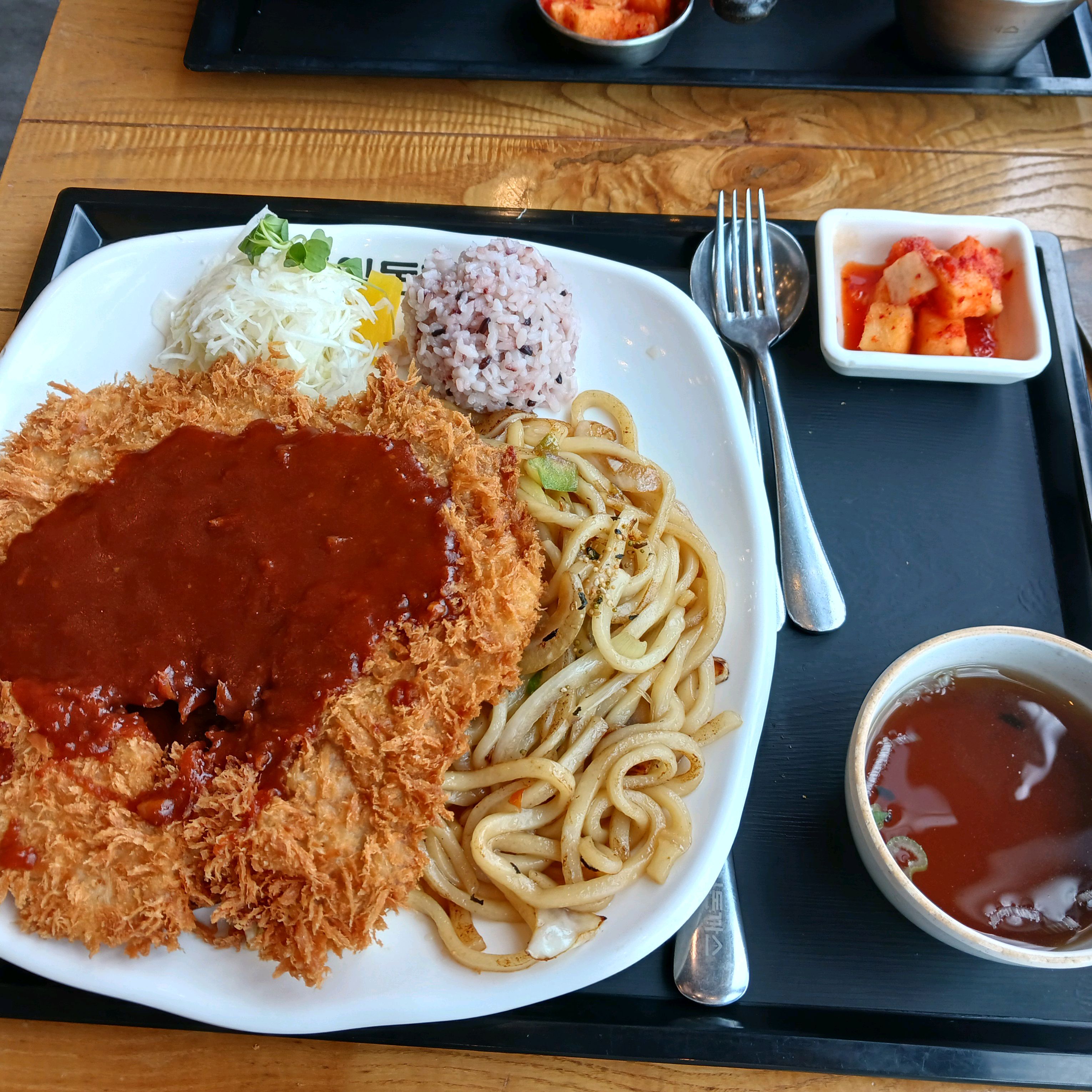 양많고 맛있어요. 돈까스 밑에도 볶음우동이 있어요~ 왠만해선 남기기 않는데 양이 많아서 넉