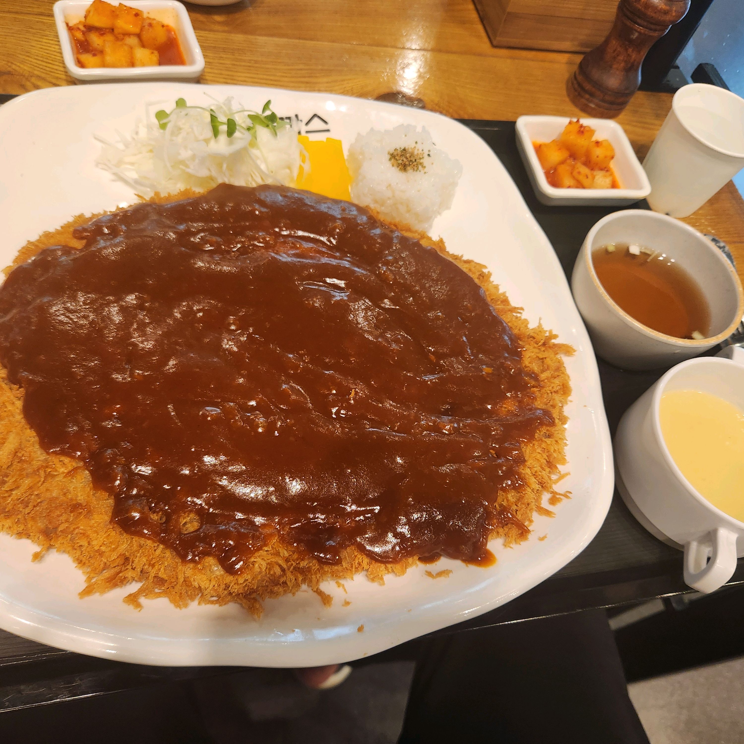 두툼하고 소스 진하게 진득하고 정말 바삭하고 헉헉 - 의정부 신곡동 맛집 홍익돈까스 의정부신곡점