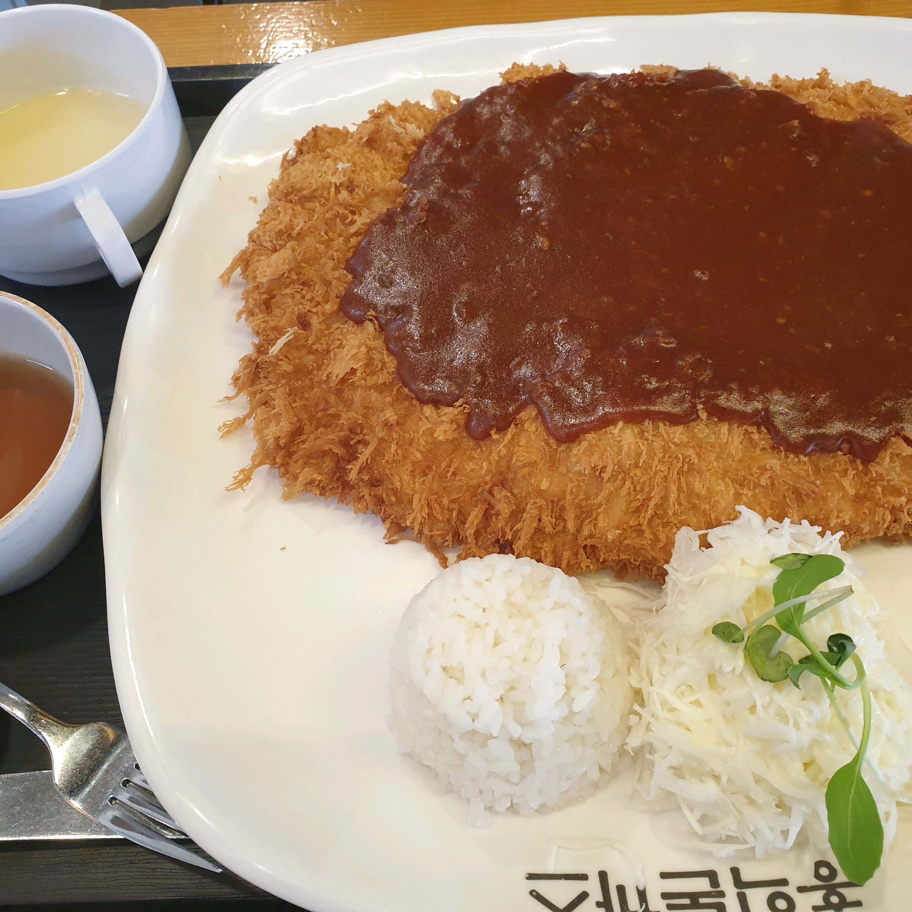 왕돈가스는 좀 질린다고 하네요. - 울산 삼산 맛집 홍익돈까스 울산삼산점