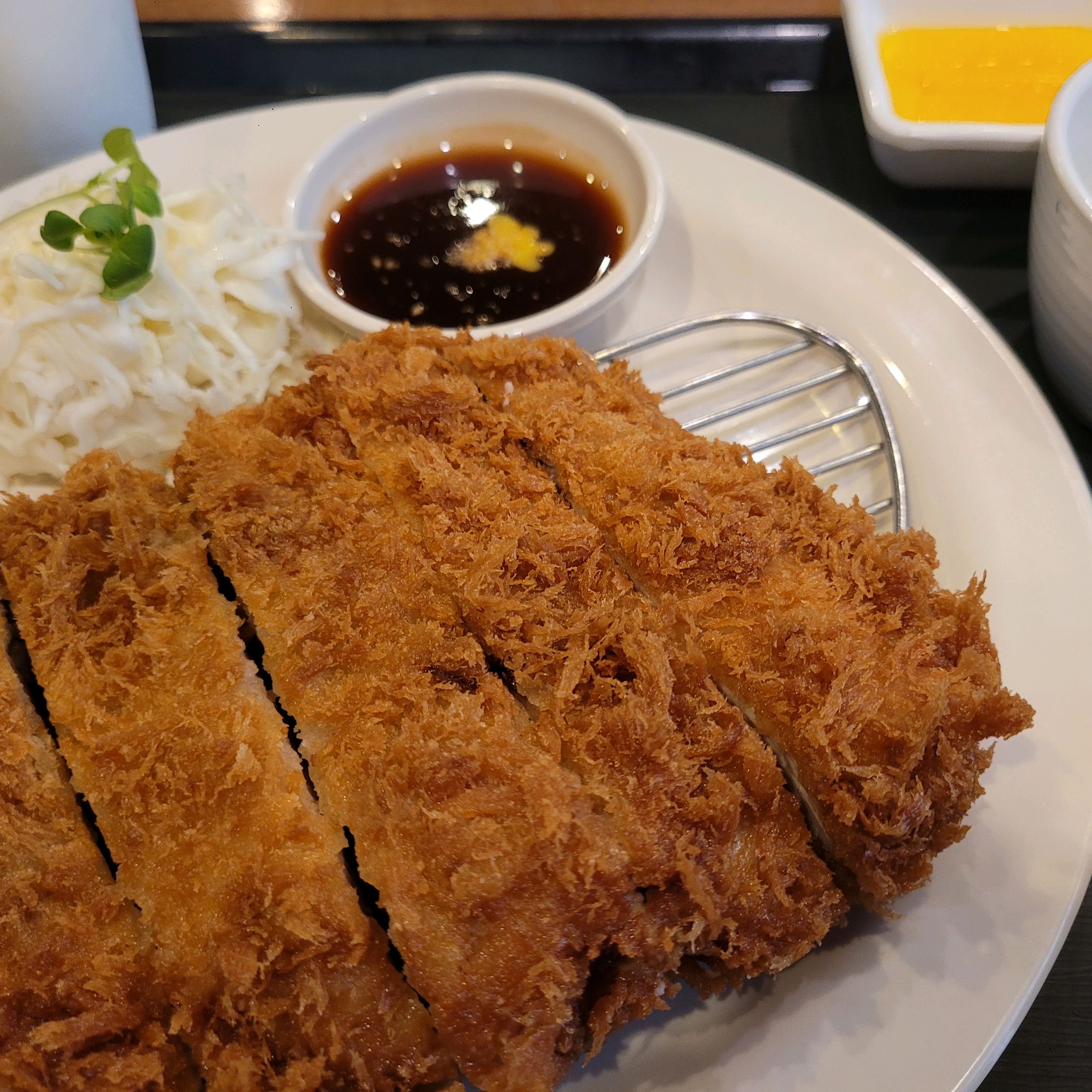 서빙해주시는 아르바이트생 분이 엄청 친절하세요. 돈까스는 특유의 홍익 맛이 있어서 가끔 찾